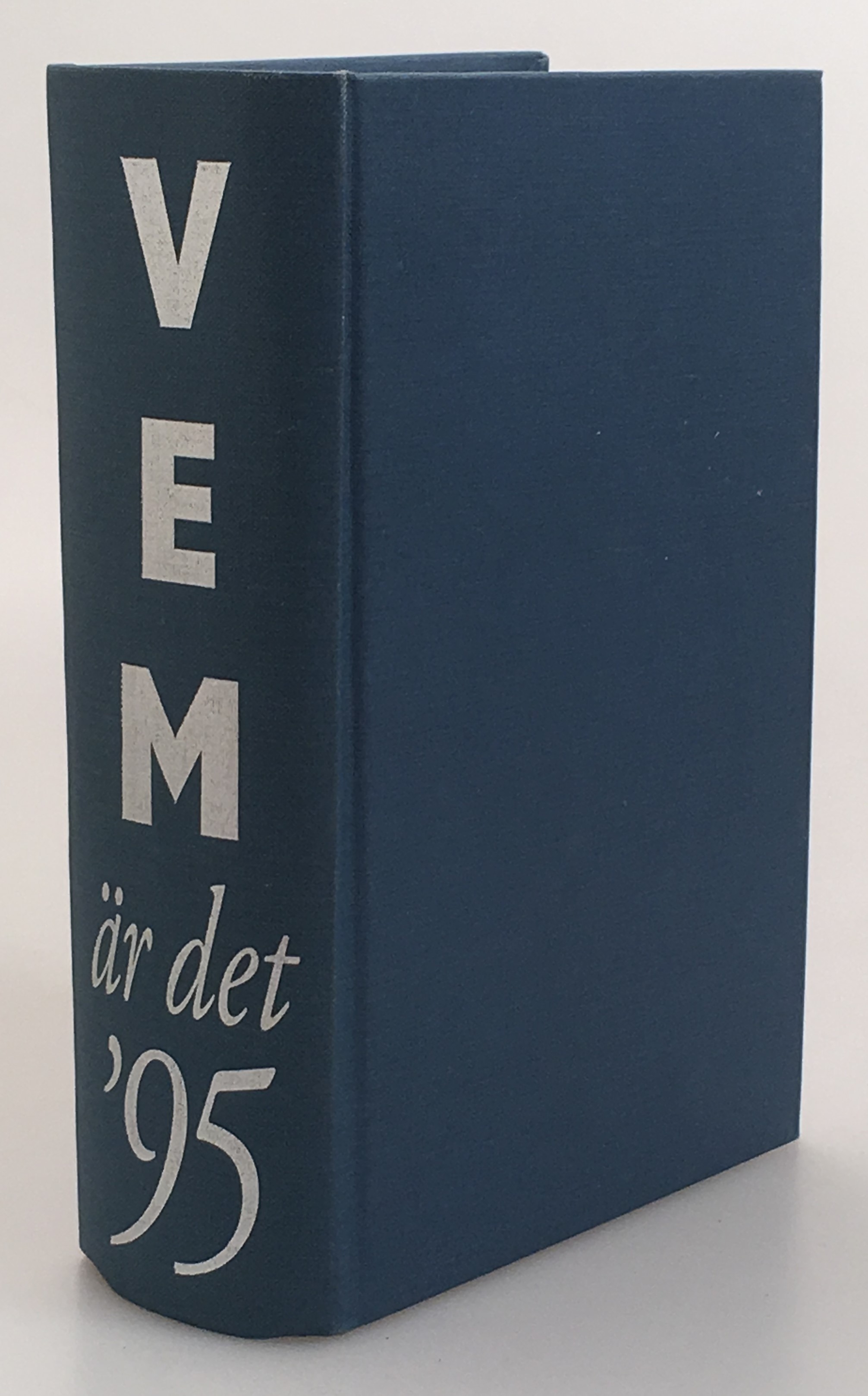 Vem är det. Svensk biografisk handbok 1995. Redaktion: Hans Uddling, Katrin Paabo. [Utg. av] Norstedts.
