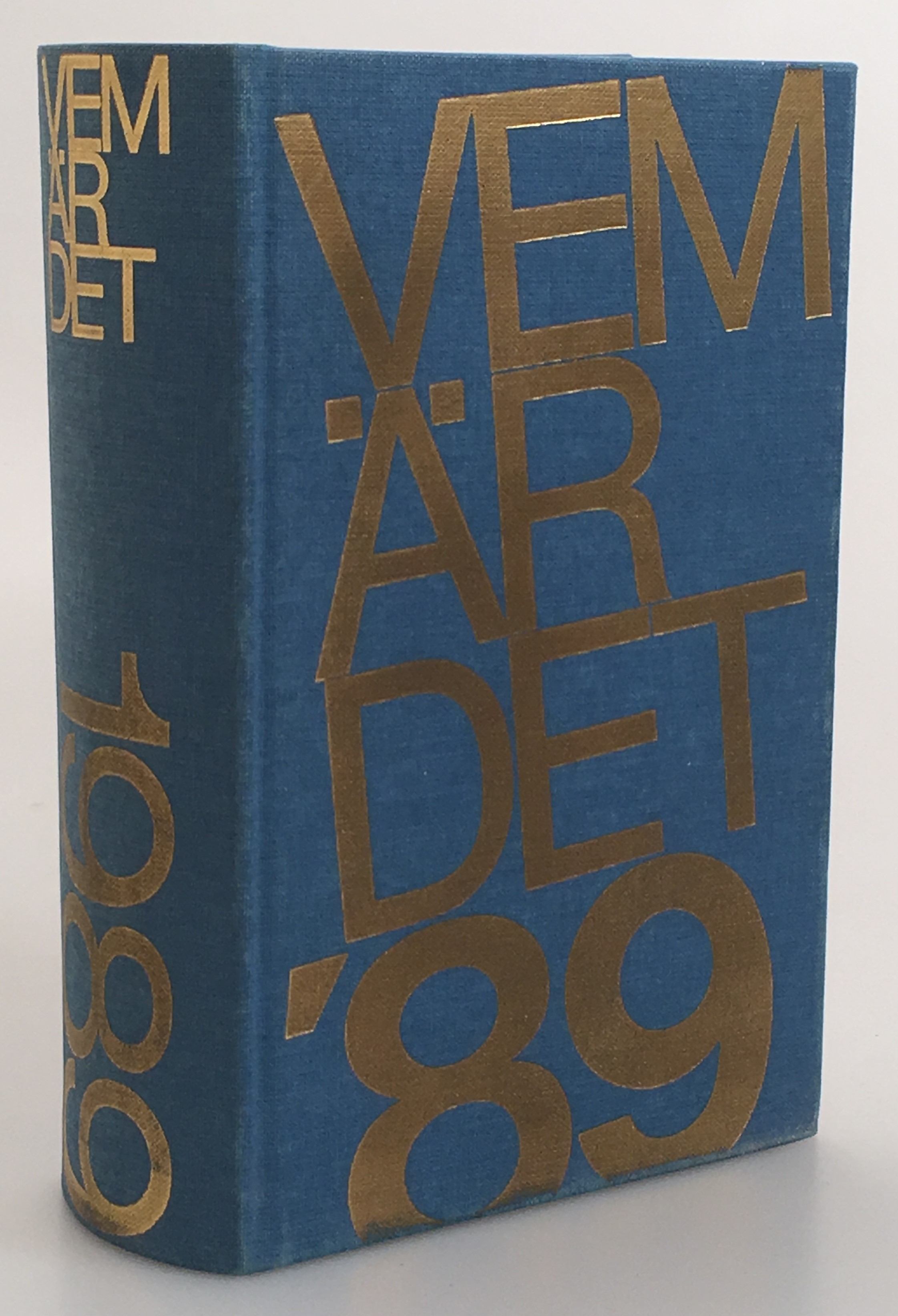 Vem är det. Svensk biografisk handbok 1989. Redaktion: Sigrid Andersson. [Utg. av] Norstedts Förlag.