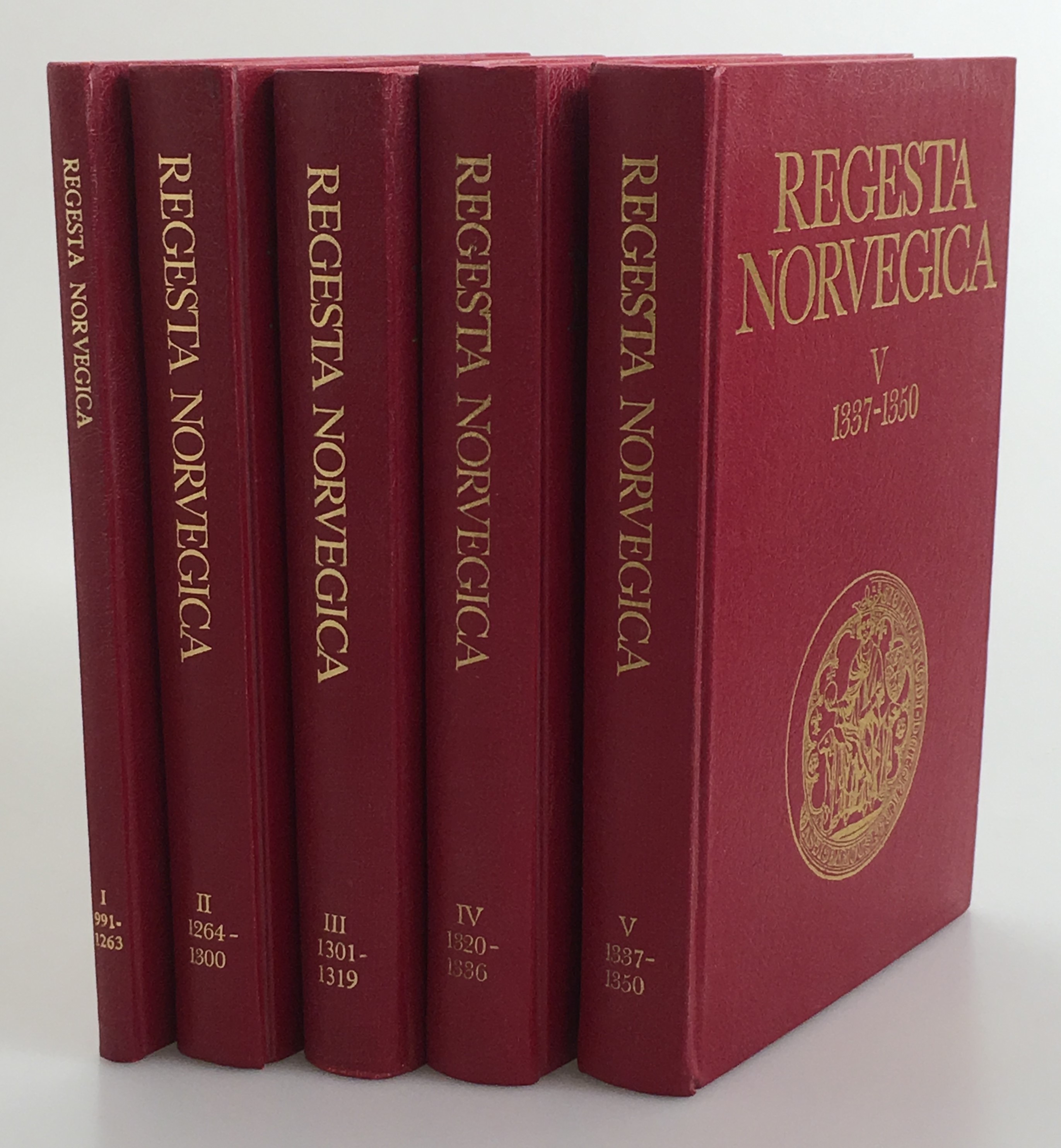 Regesta Norvegica. Kronologisk fortegnelse over dokumenter vedkommende Norge, Nordmænd og den norske kirkeprovins. I. 991-1263. [... II. 1264-1300; ... III. 1301-1319; ... IV. 1320-1336; ... V. 1337-1350]. [Utg. av] Kjeldeskriftfondet.