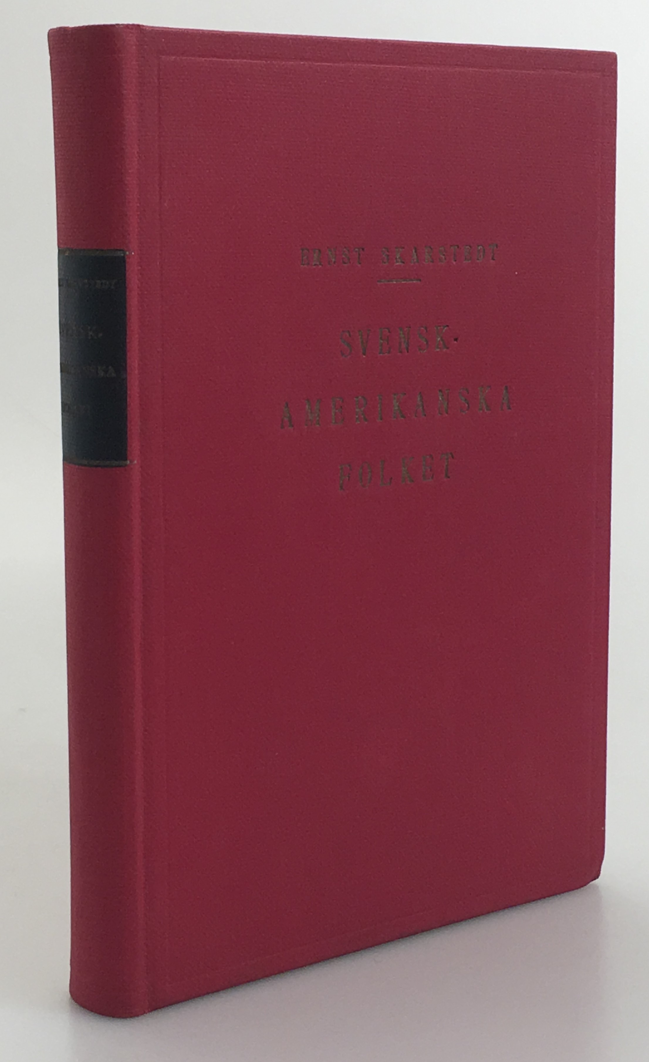 Svensk-amerikanska folket i helg och söcken. Strödda blad ur svensk-amerikanernas historia. Deras öden och bedrifter, nederlag och segrar, livsintressen och förströelser jämte biografiska uppgifter om ett antal märkesmän. Med 212 illustrationer. [Utg. av] Björck & Börjesson, Stockholm.