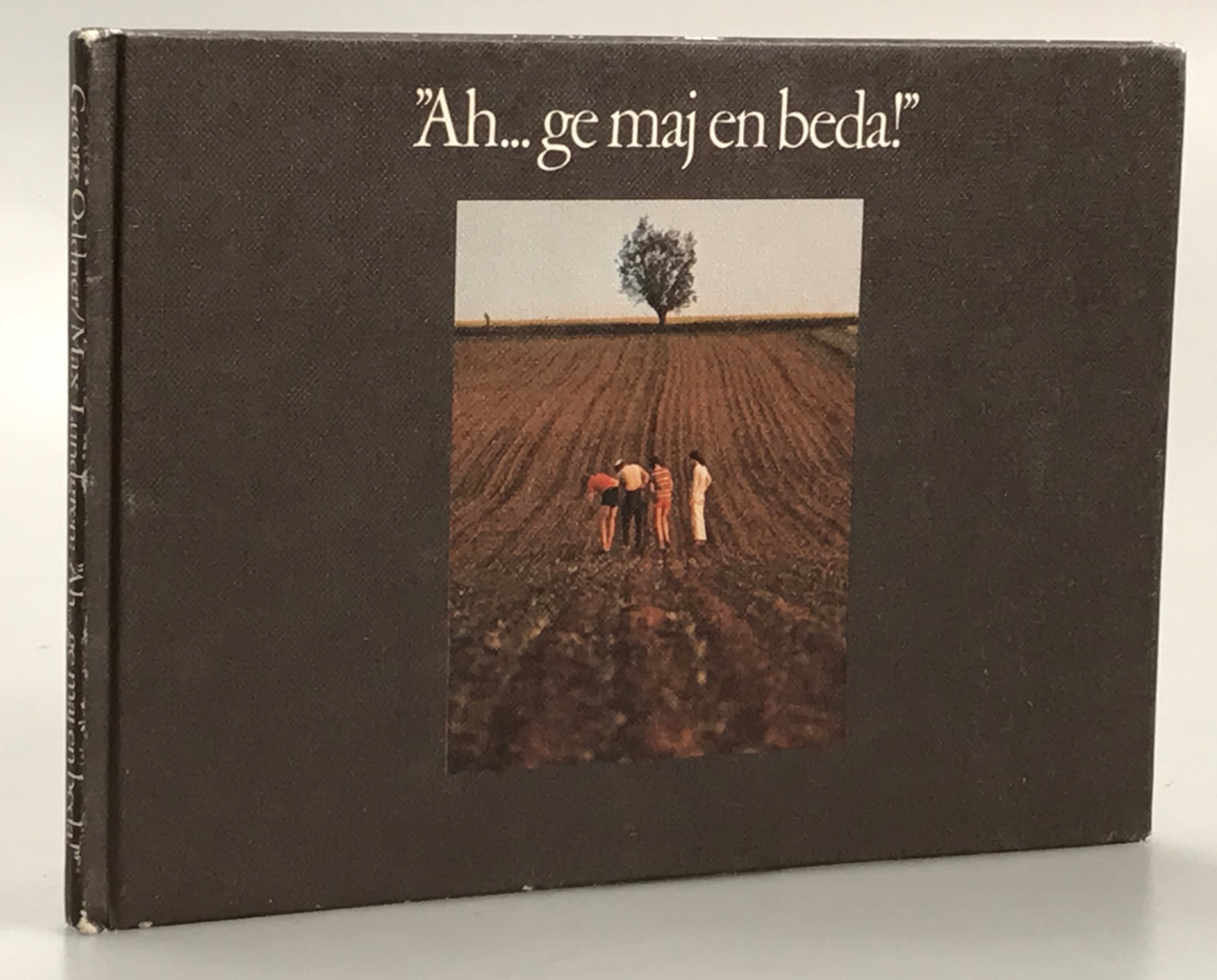 “Ah... ge maj en beda!”. En bildberättelse från betfält och sockerbruk. [Utg. av Svenska Sockerfabriks AB].