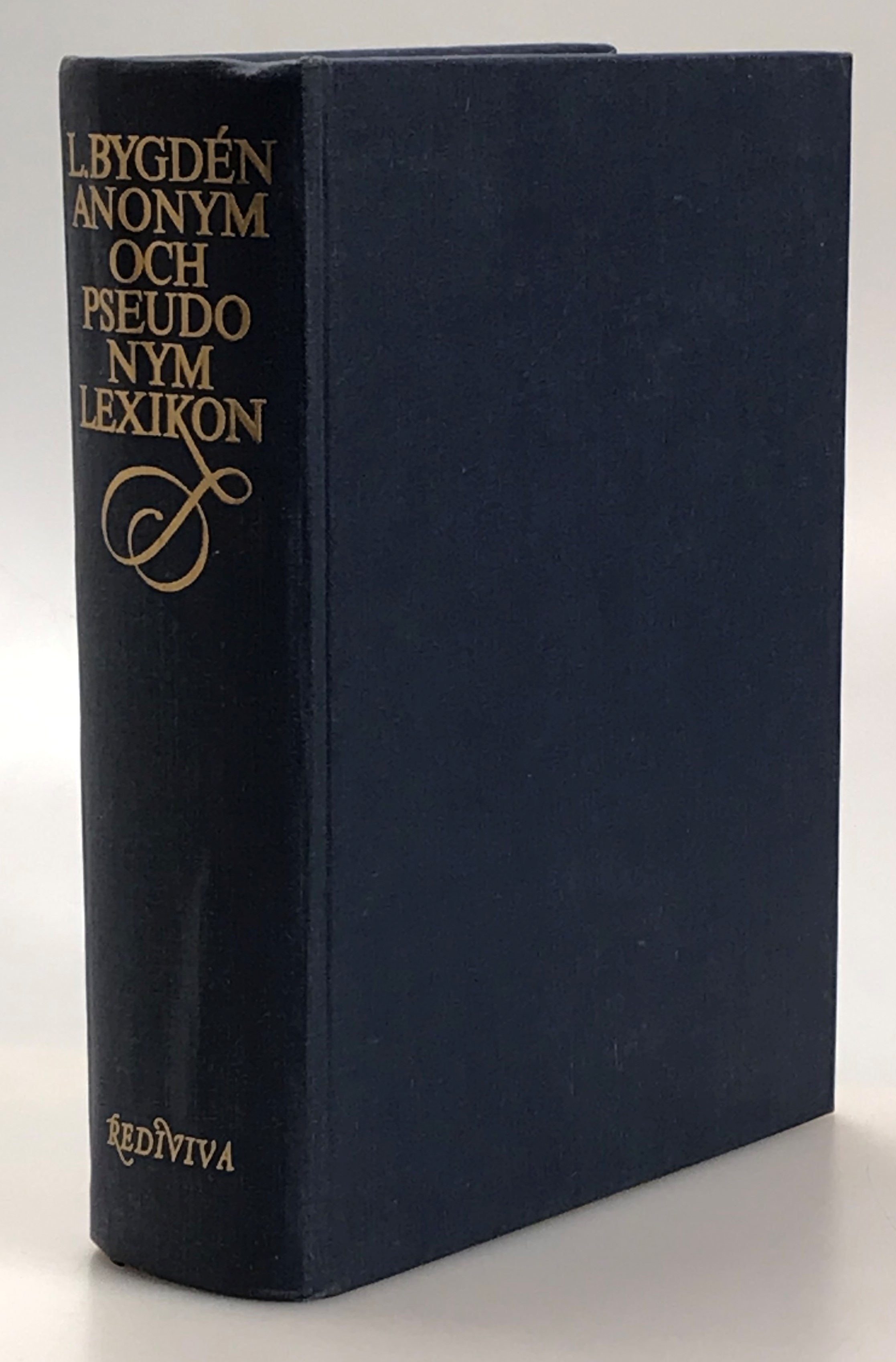 Svenskt anonym- och pseudonymlexikon. Bibliografisk förteckning öfver uppdagade anonymer och pseudonymer i den svenska litteraturen. / A dictionary of anonymous and pseudonymous Swedish literature. [Utg. av] Bokförlaget Redivia.