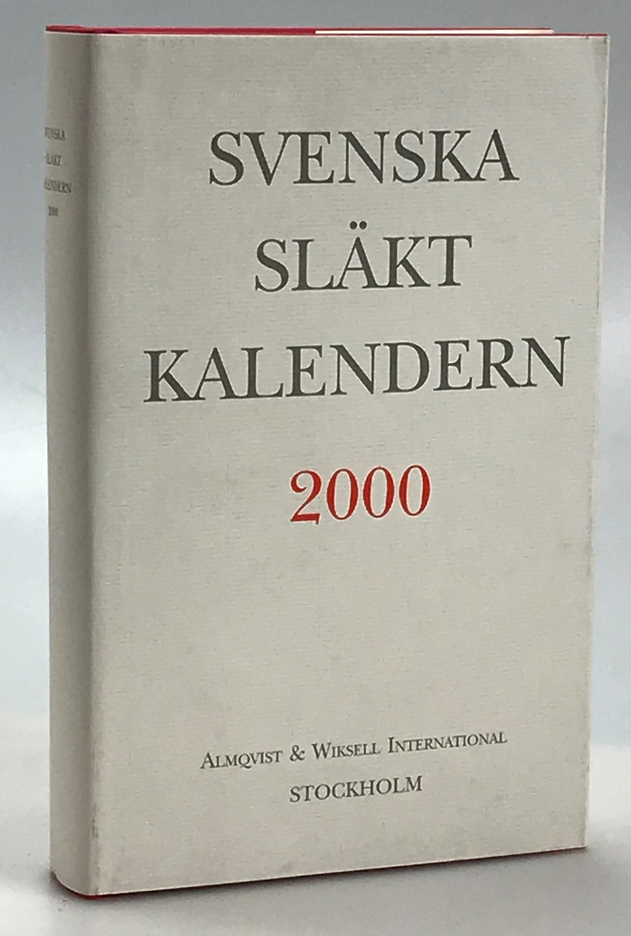 Svenska släktkalendern 2000. Utgiven av Ullagreta Carlsson, Wilhelm Odelberg, Pontus Möller, Örjan Werkström. Tjugoåttonde årgången (Ny följd). Innehåller även förteckning över ingifta (manliga och kvinnliga).