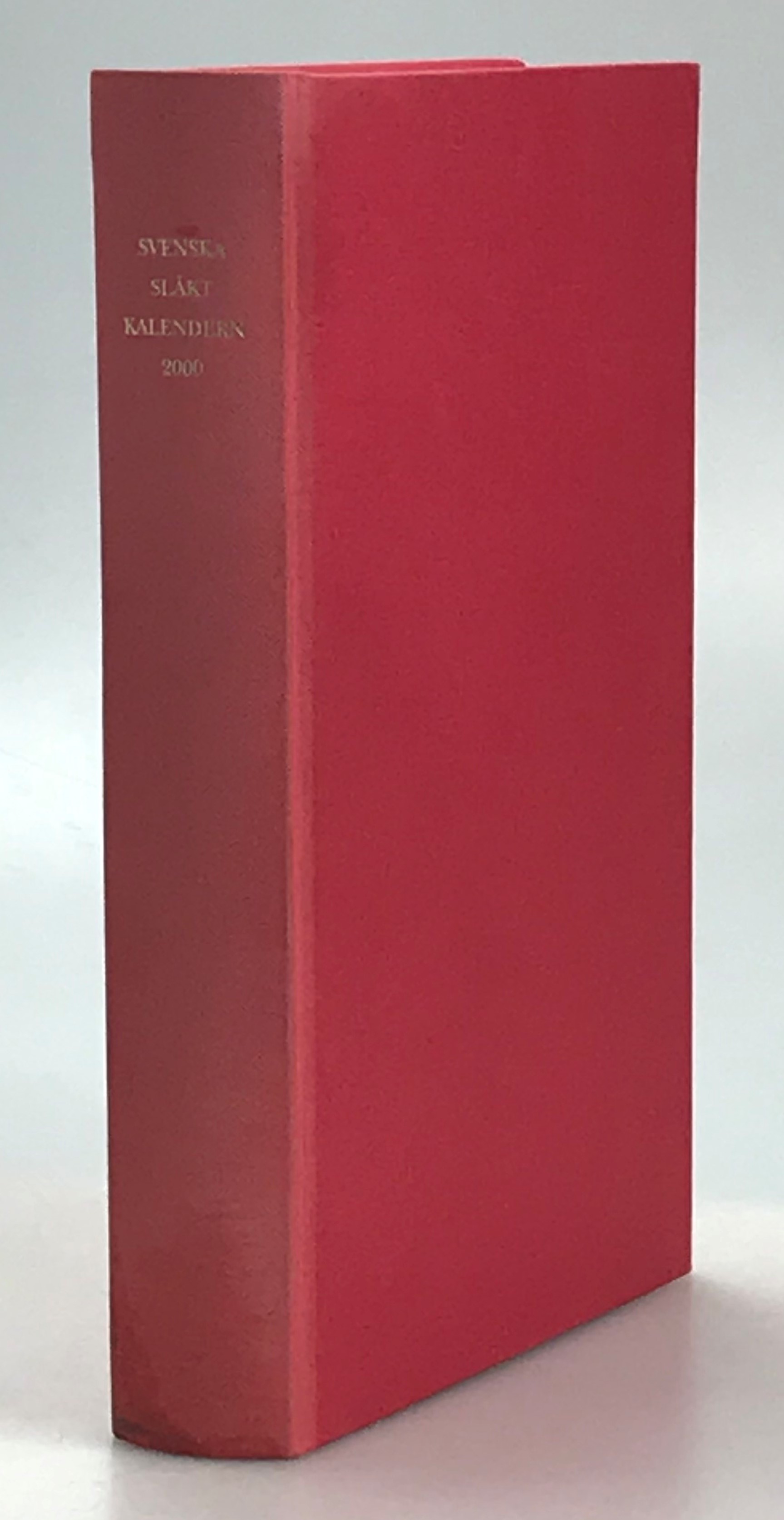 Svenska släktkalendern 2000. Utgiven av Ullagreta Carlsson, Wilhelm Odelberg, Pontus Möller, Örjan Werkström. Tjugoåttonde årgången (Ny följd). Innehåller även förteckning över ingifta (manliga och kvinnliga).