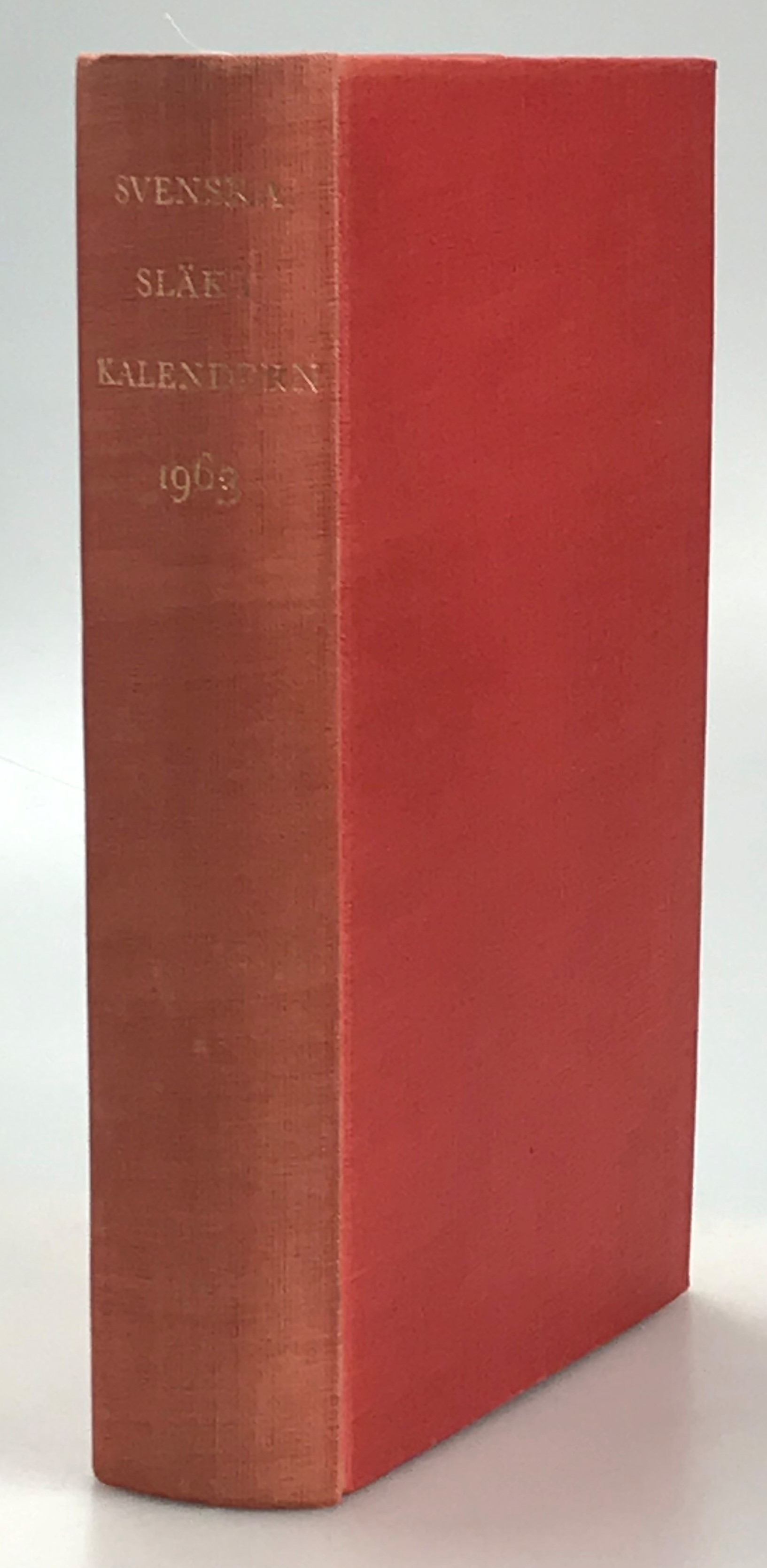 Svenska släktkalendern 1963. Utg. av Gösta Berg, Curt Kempff, Börje Furtenbach. Sextonde årgången. (Ny följd). Innehåller även förteckning över ingifta (manliga och kvinnliga) för såväl årgång 1962 som årgång 1963.