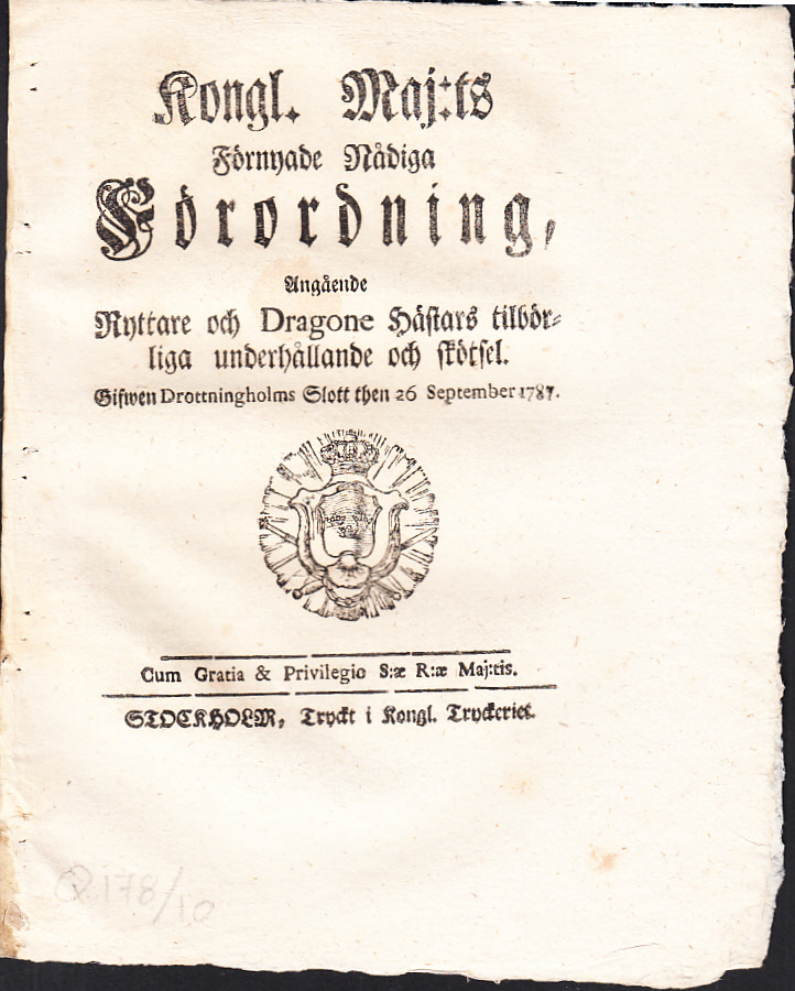 Kongl. Maj:ts Förnyade Nådiga Förordning, Angående Ryttare och Dragone Hästars tilbörliga underhållande och skötsel. Gifwen Drottningholms Slott then 26 September 1787.