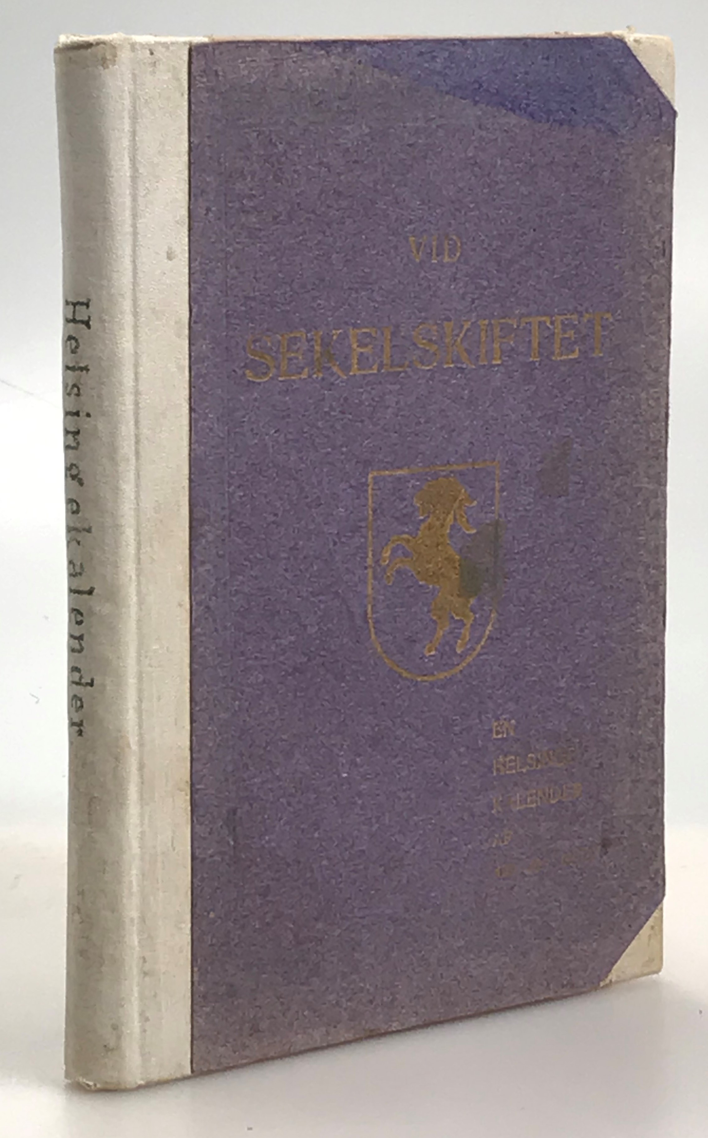 Vid sekelskiftet. Helsingekalender. Med bidrag af: trafikchef V. Bäckström, direktör Leman, telegramkommissarie Erikson, ingeniör Gustafsson, rektor Liander, kyrkoherde Brundin, pastorerna Jonzon o. Hultin, organist Jansson, lärarne Berglund, Hammarström, Fröberg, G. Wengelin m.fl.