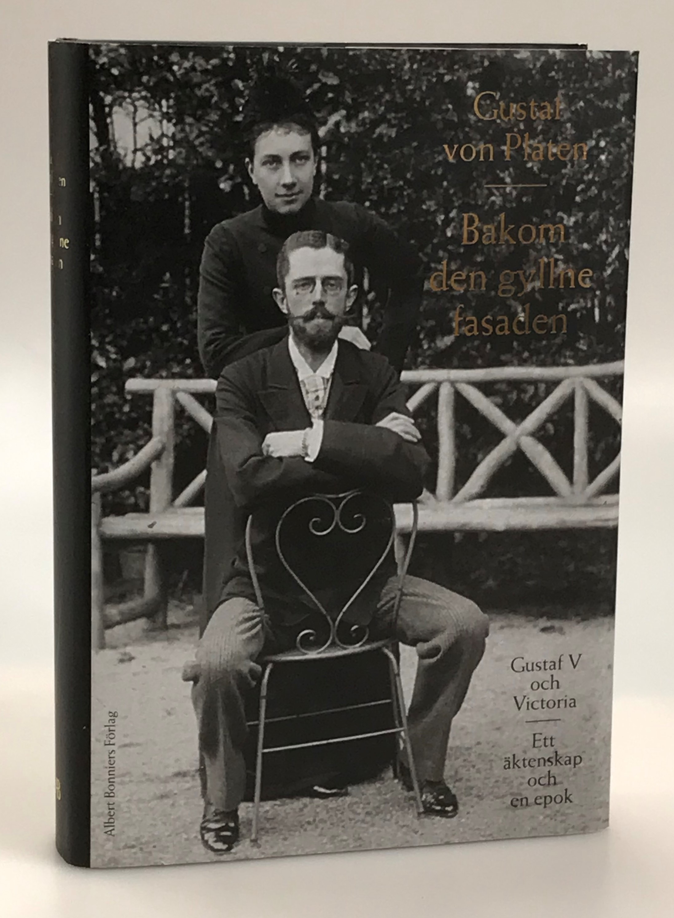 Bakom den gyllne fasaden. Gustaf V och Victoria. Ett äktenskap och en epok. [Utg. av] Albert Bonniers förlag.