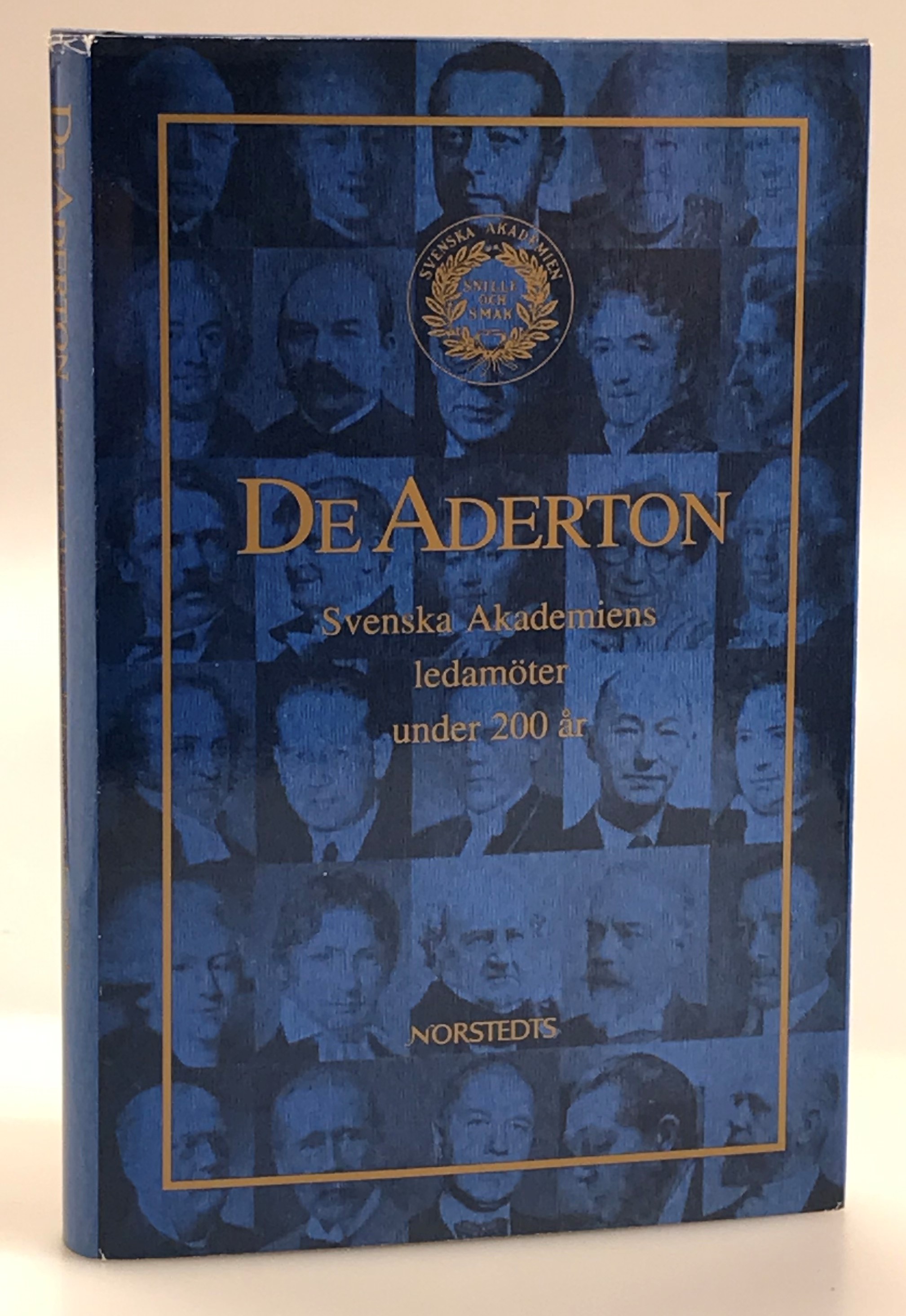 De aderton. Svenska Akademiens ledamöter under 200 år. En biografisk översiktsammanställd av Bo Svensén. [Med förord av Sture Allén]. [Utg. av] Norstedts.