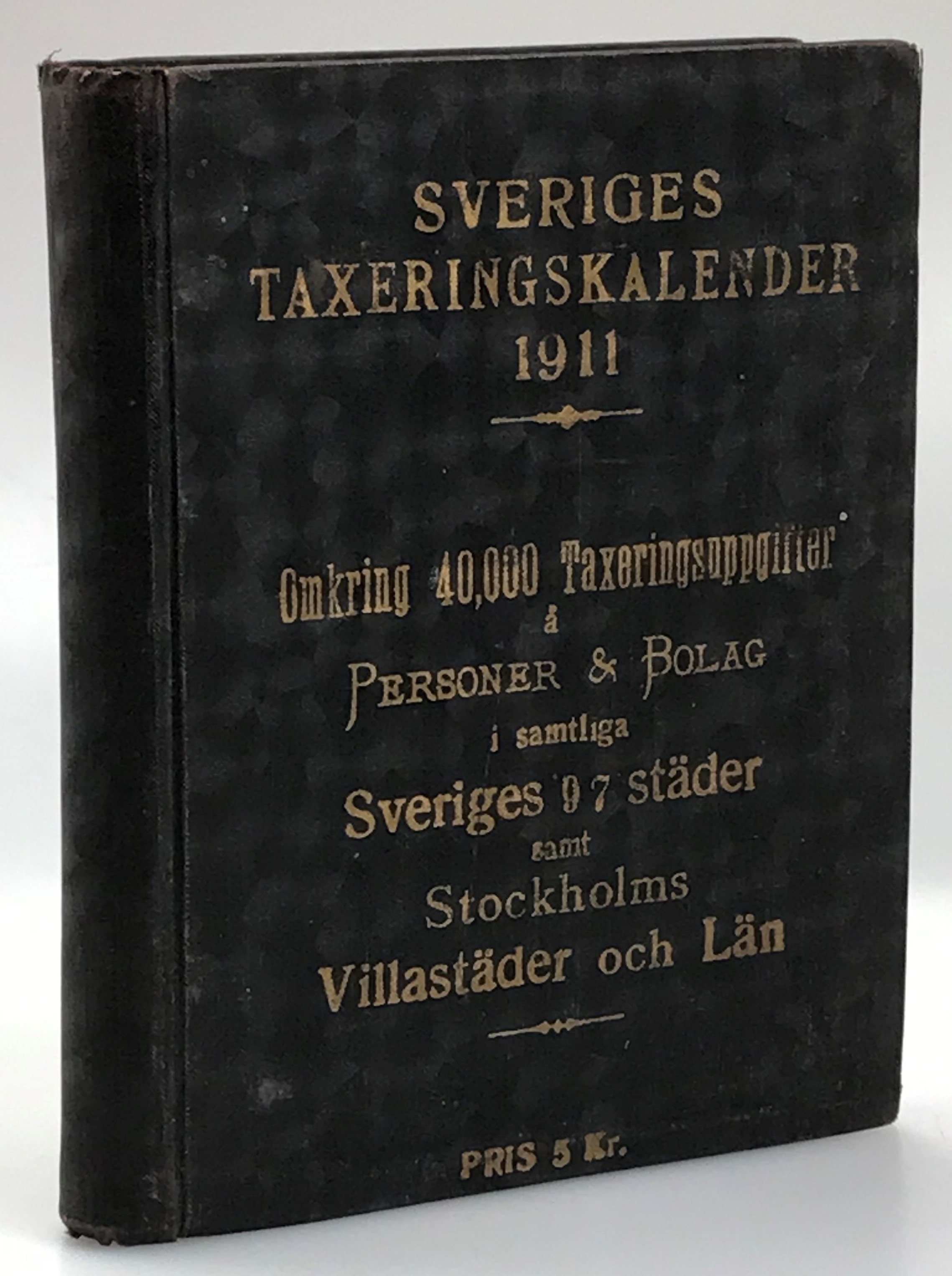 Stockholms taxeringskalender. Omkring 15,000 skattetaxeringar å personer och bolag med inkomst af 4,000 kronor och därutöfver. Praktisk uppslagsbok för alla. + Stockholms villastäder och läns taxeringskalender. Skattetaxeringar å personer och bolag med inkomst af 3,000 kronor och därutöfver. Praktisk uppslagsbok för alla.