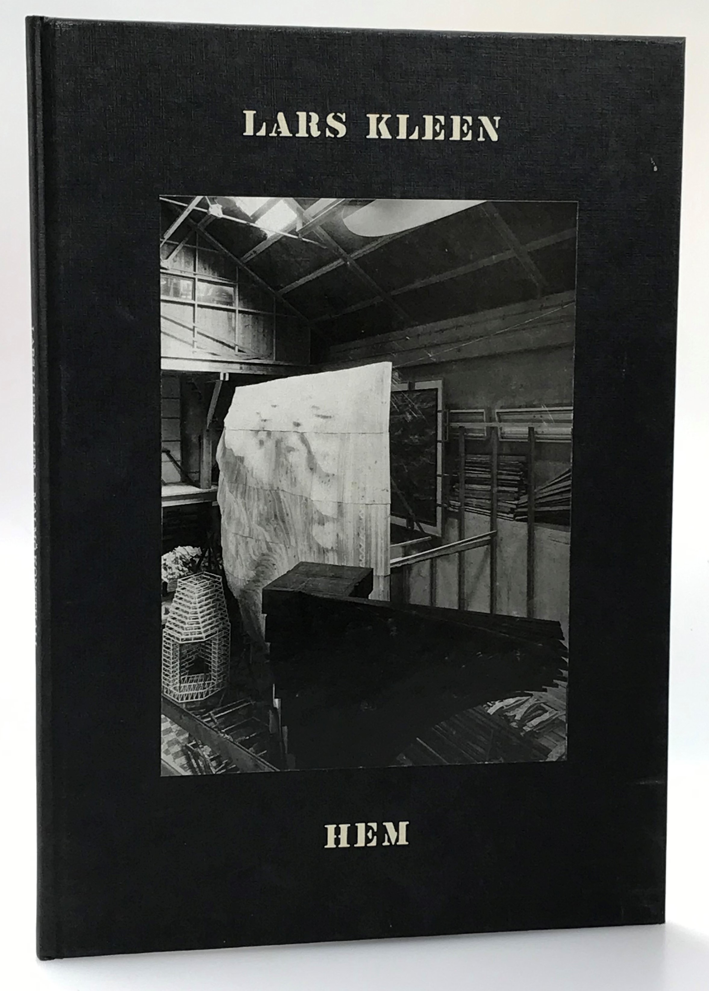 Hem. En utställning i Malmö Konsthall av Lars Kleen. Fotografier: Gunnar Smoliansky. Texter: Lars Kleen, Björn Springfeldt och Lars Westman.