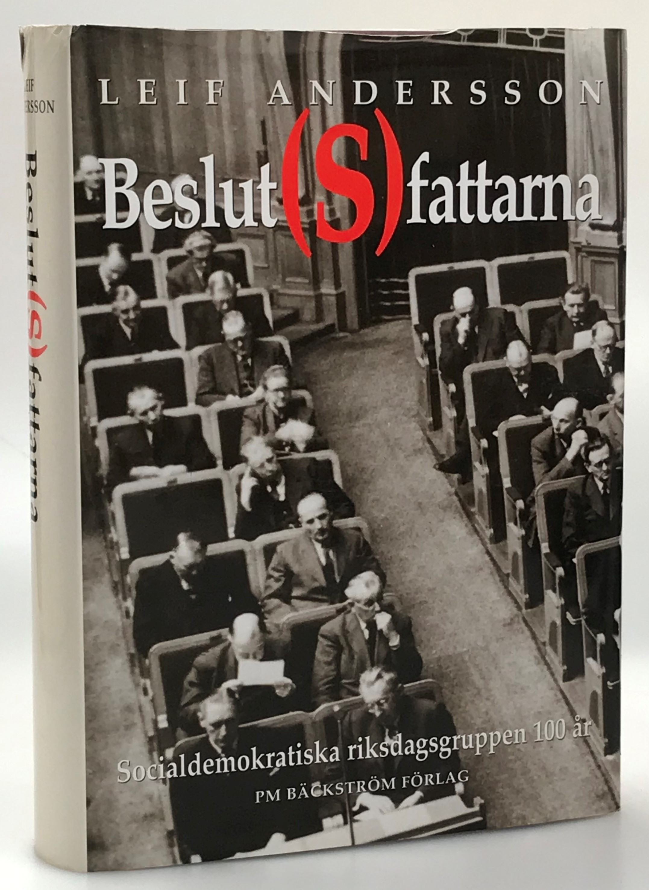 Beslut(s)fattarna. Socialdemokratiska riksdagsgruppen 100 år. [Utg. av] PM Bäckström förlag.