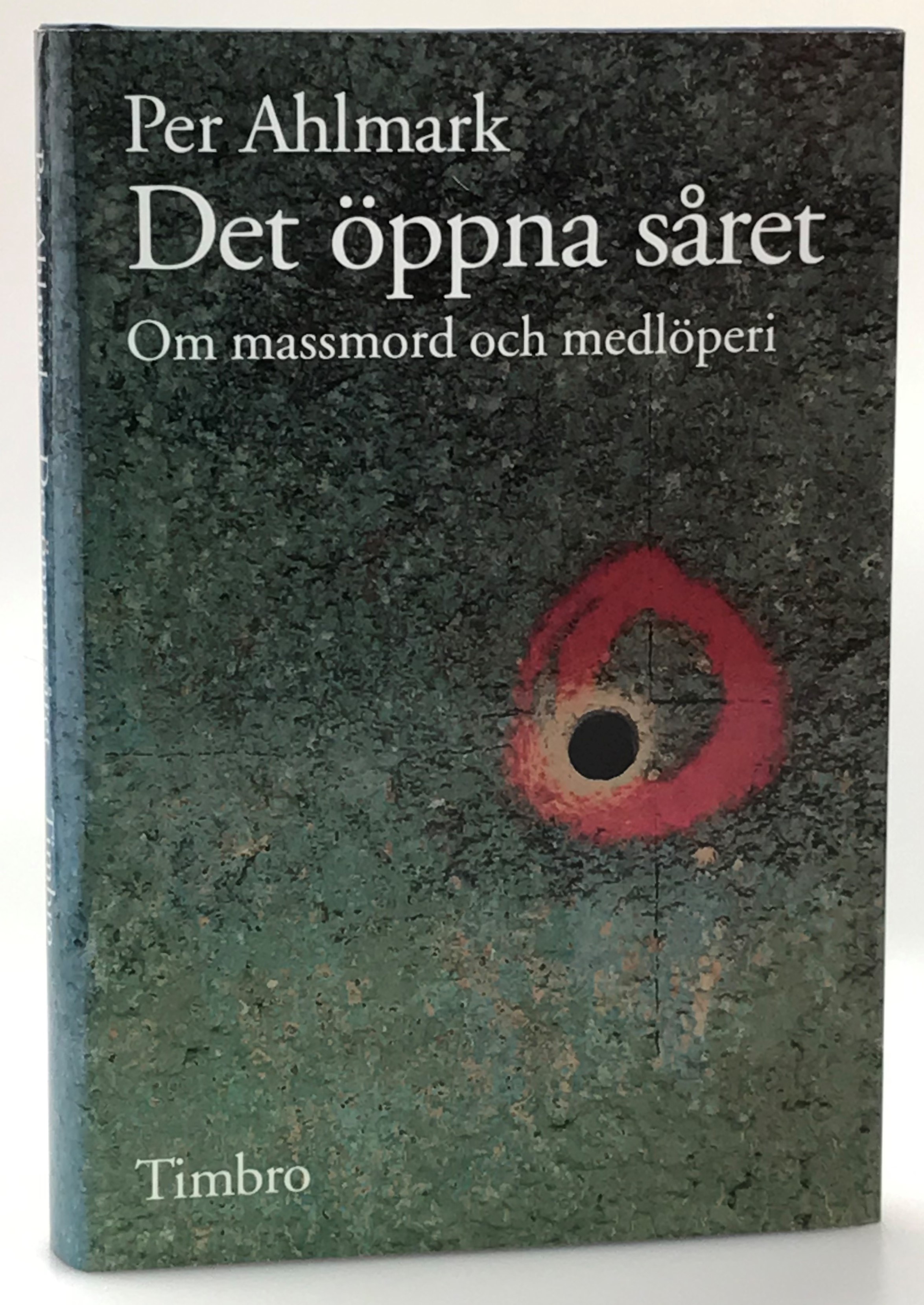Det öppna såret. Om massmord och medlöperi. [Utg. av] Timbro.