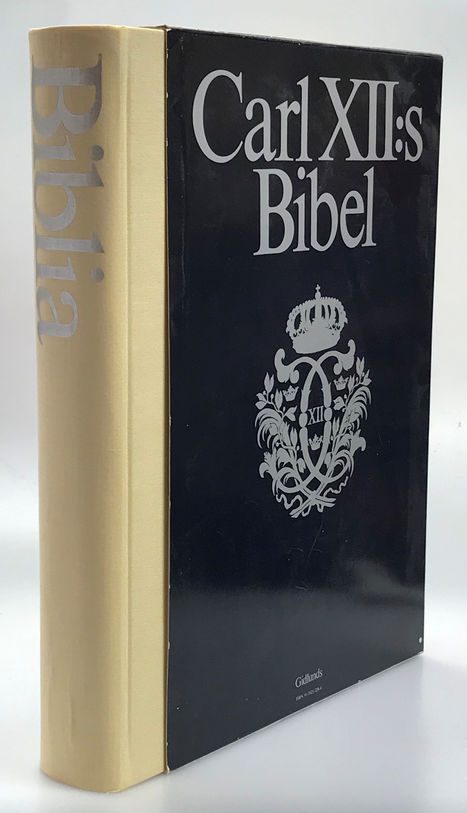 Biblia, thet är all then heliga skrift på swensko efter konung Carl then tolftes befalning medh förriga editioner jämnförd, summarier och marginalier ånyo öfwersedde, concordantier och anmärckningar förökade, nya register och biblisk tideräkning inrättade, medh mera som företalet närmare uthwisar. Medh Kongl. Maj:ts allernådigsta frihet. [Utg. av] Gidlunds.