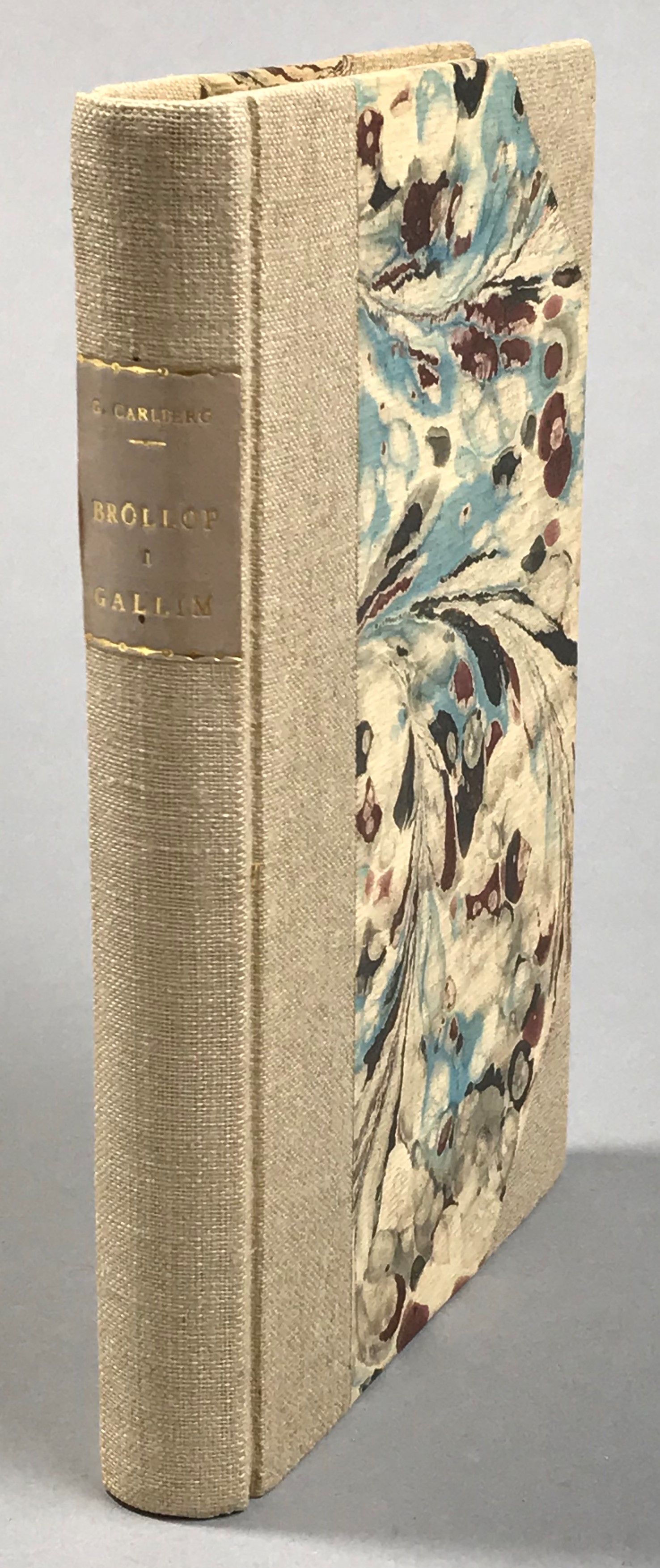Bröllop i Gallim. Roman av Gösta Carlberg. [Utg. av] P.A. Norstedt & Söners förlag.