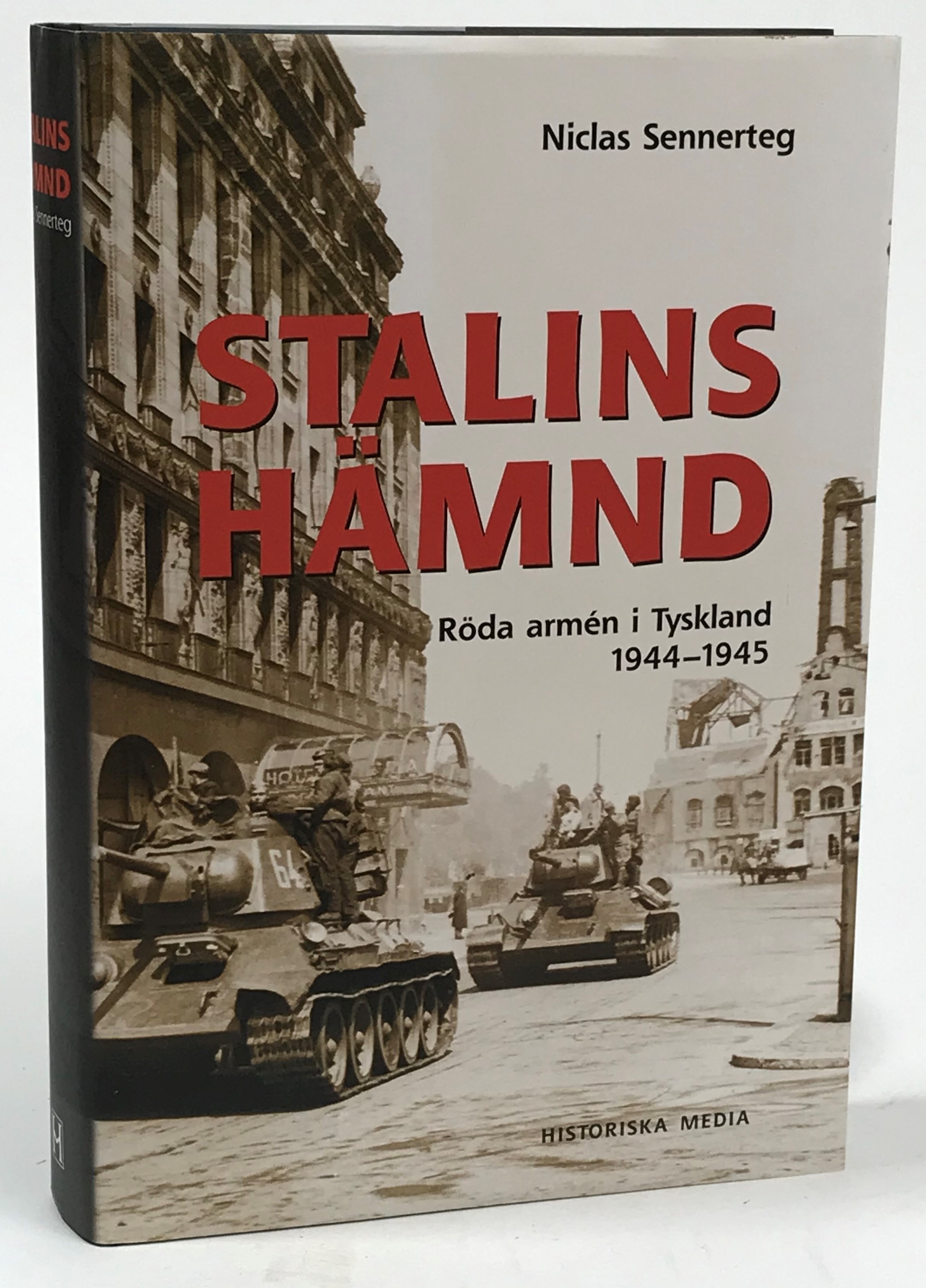 Stalins hämnd. Röda armén i Tyskland 1944-45. [Utg. av] Historiska media.