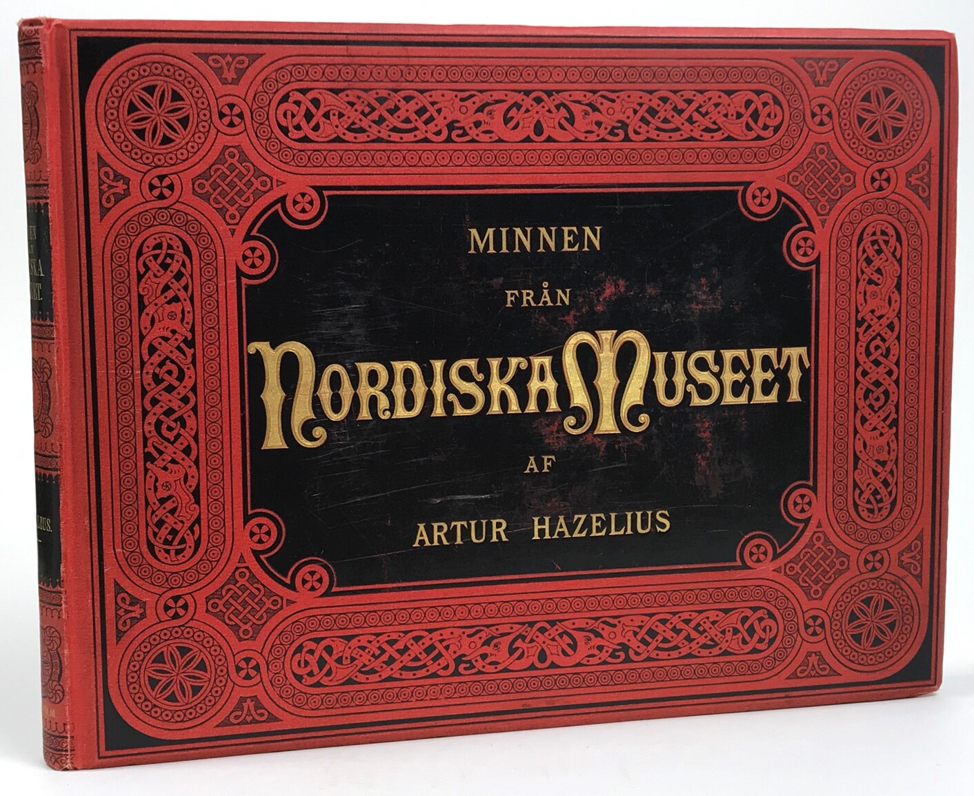 Minnen från Nordiska Museet. Afbildningar af föremål i museet jämte åtföljande text, under medverkan af flere konstnärer och författare utgifna af Artur Hazelius. Första bandet. Med 36 planscher i färgtryck samt 14 träsnitt. [Utg. av] P.B. Eklunds förlag.