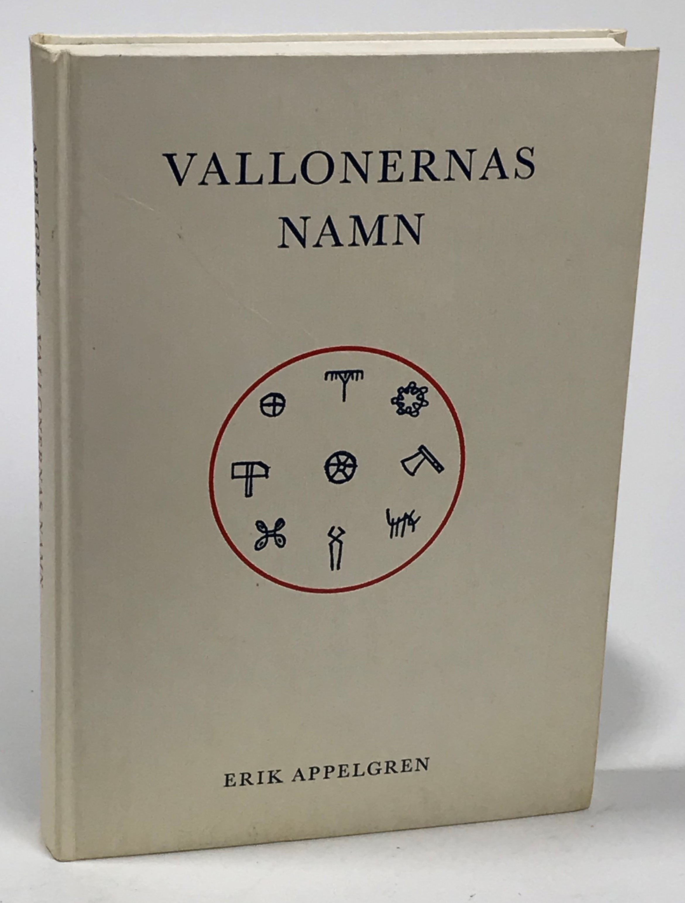 Vallonernas namn. De äldsta valloninvandrarnas fullständiga namn, yrke, årtal, arbetsplats och ursprungsort. Genealogiska uppgifter om de äldsta vallonerna. Namnens uttal och etymologiska tydning. Redogörelse för franskt och holländskt namnskick. Namnens förändringar i Sverige.