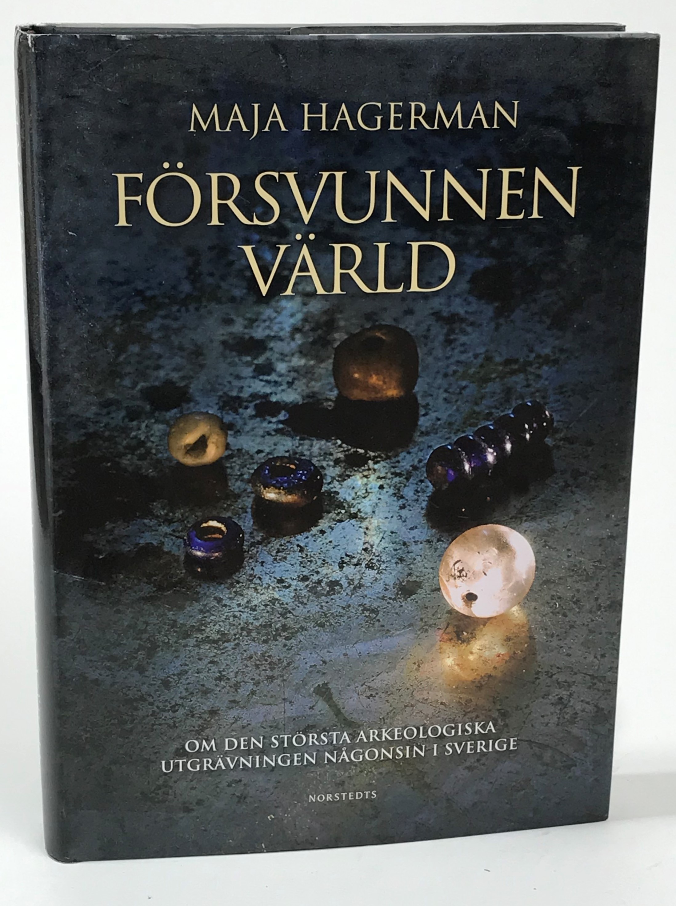 Försvunnen värld. Om den största arkeologiska utgrävningen någonsin i Sverige. Foto: Claes Gabrielson. [Utg. av] Norstedts.