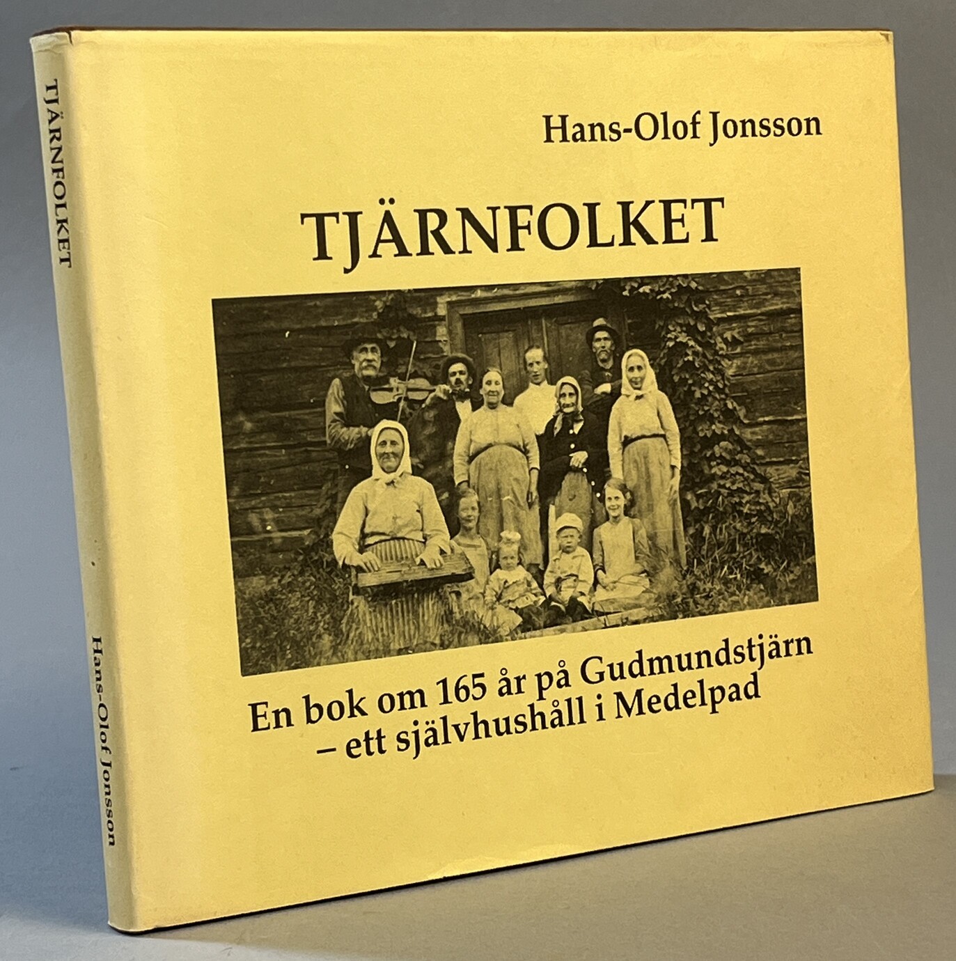Tjärnfolket. En bok om 165 år på Gudmundstjärn - ett självhushåll i Medelpad.
