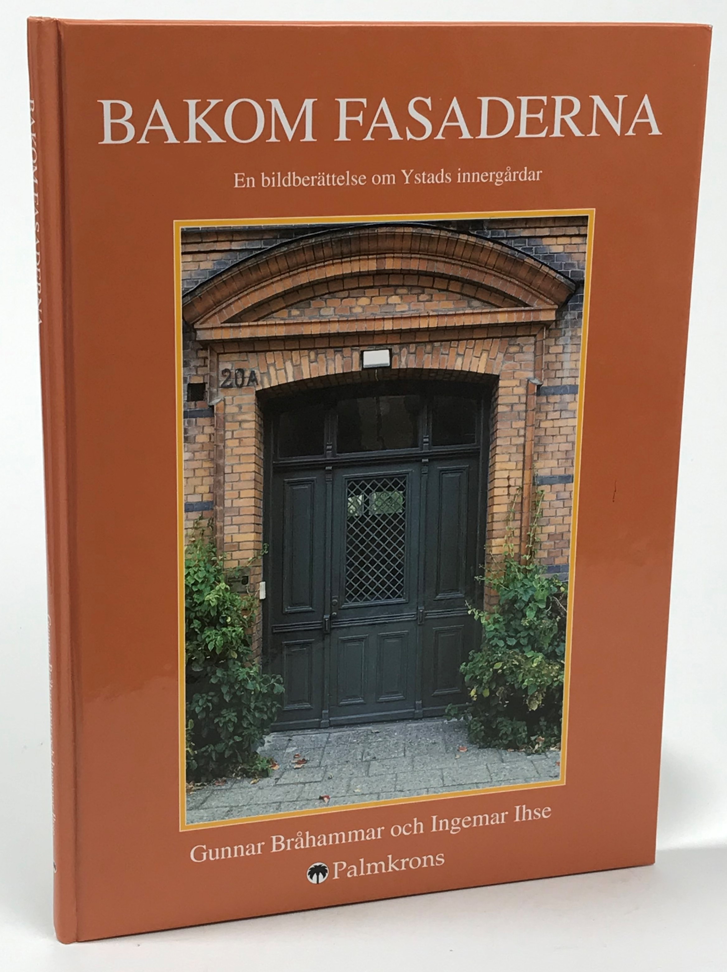 Bakom fasaderna. En bildberättelse om Ystads innergårdar. Med förord av Ingvar Holm. [Utg. av] Palmkrons förlag.