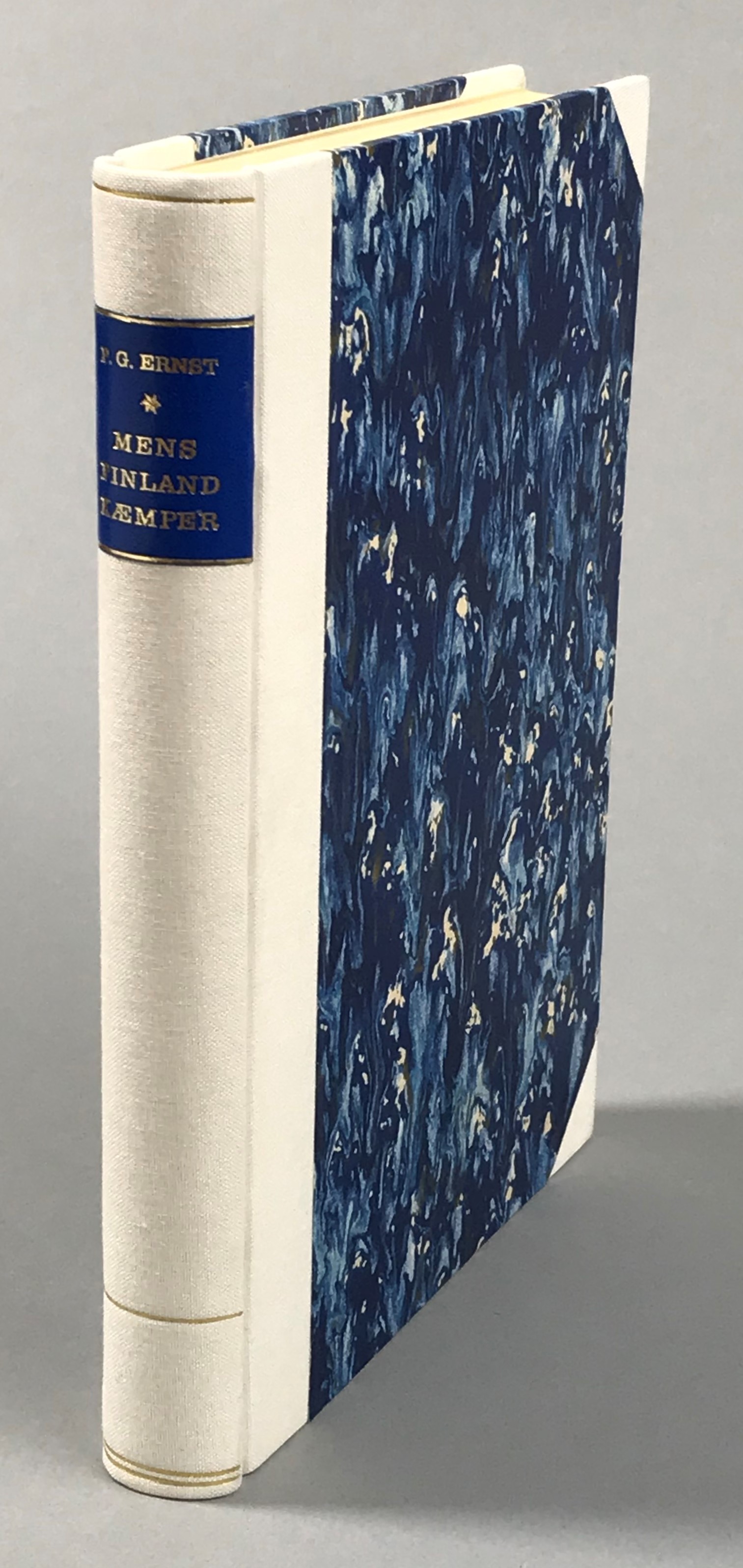 Mens Finland kæmper. Indtryk og skildringer fra vinterfelttoget 1940. Omslagstegning af Louis M. Nielsen. [Utg. av] Forlaget af 1939.