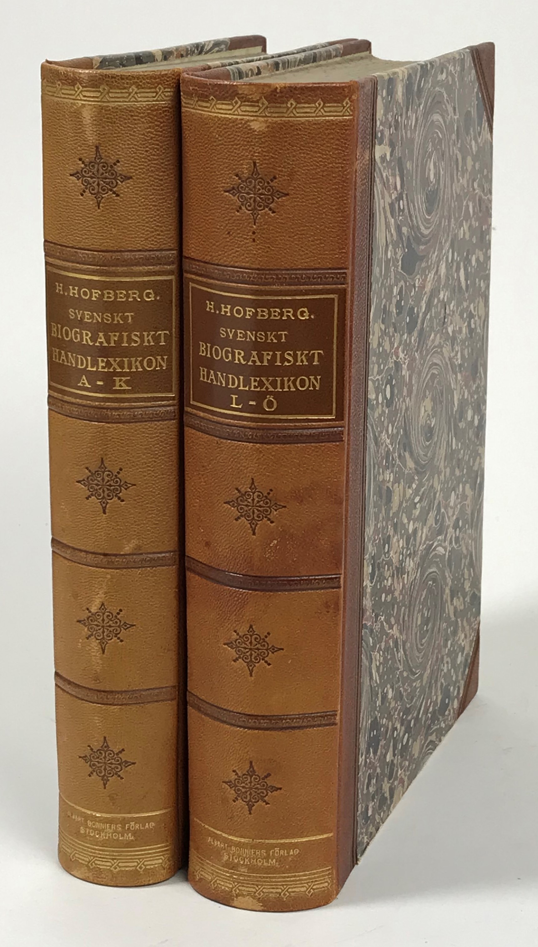 Svenskt biografiskt handlexikon. Alfabetiskt ordnade lefnadsteckningar af Sveriges namnkunniga män och kvinnor från reformationen till nuvarande tid af Herman Hofberg. Ny upplaga, grundlig genomsedd, omarbetad och till våra dagar framförd af Frithiof Heurlin, Viktor Millqvist och Olof Rubenson. Med öfver 3000 porträtt. Förra delen. A-K. [... Senare delen. L-Ö samt Supplement].