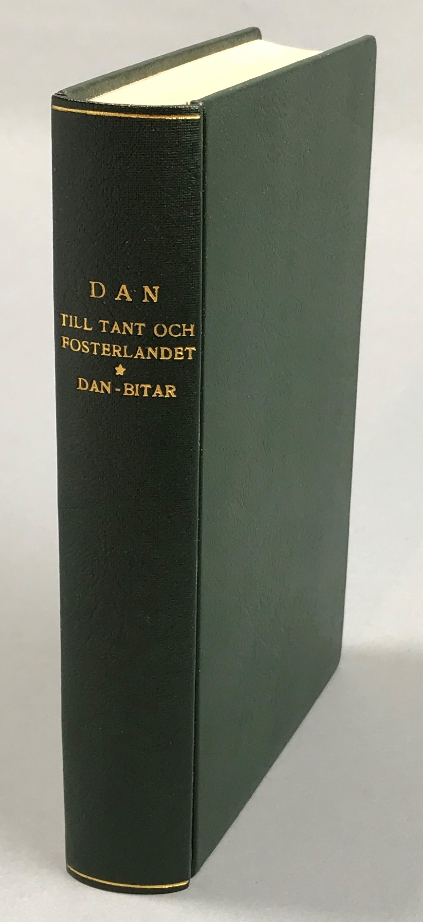 Till tant och fosterlandet. [Sammanbunden med:] Danbitar. [Utg. av] Åhlén & Åkerlunds Förlags A.-B.