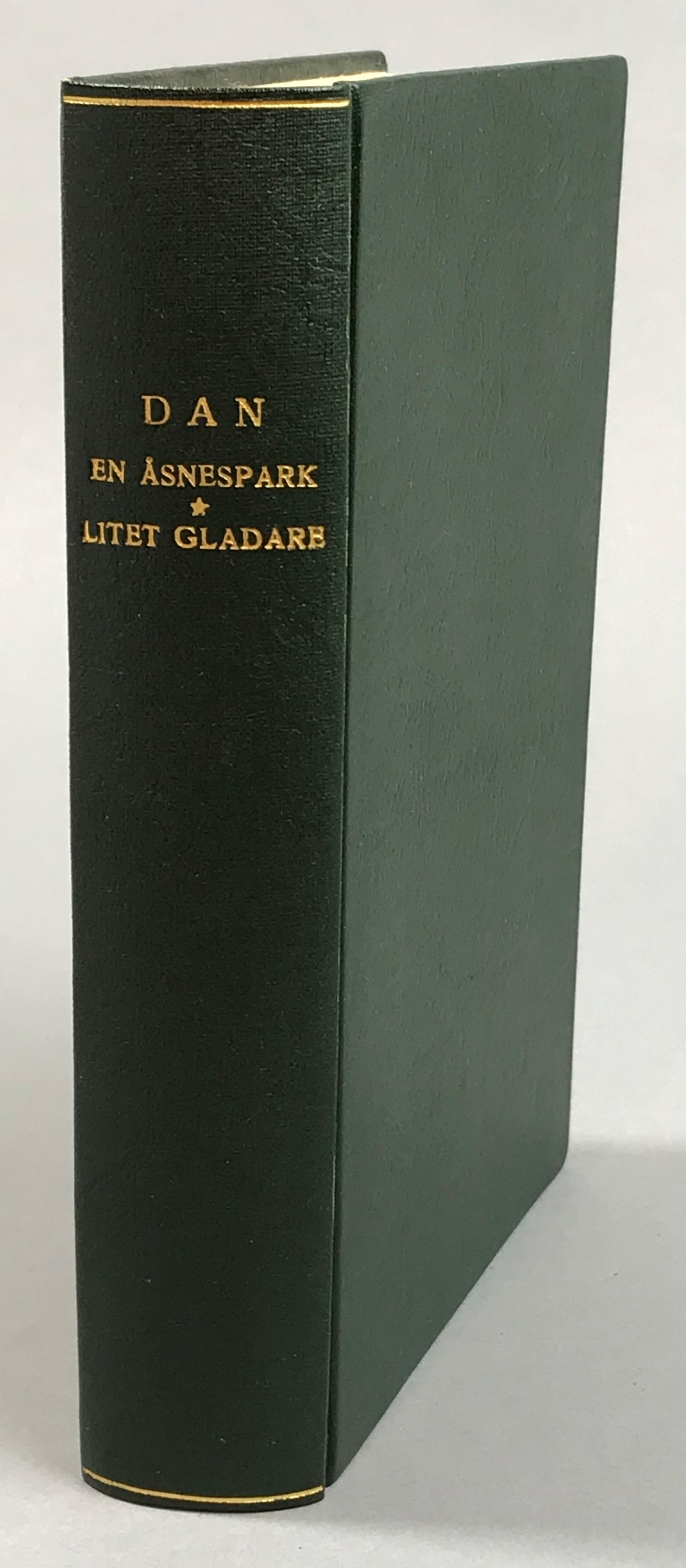 En åsnespark av Dan. Småkitsligheter mot Italien till tack för visad gästfrihet. [Sammanbunden med:] Litet gladare, om jag får be! Humoresker. [Utg. av] Åhlén & Åkerlunds Förlags A.-B.