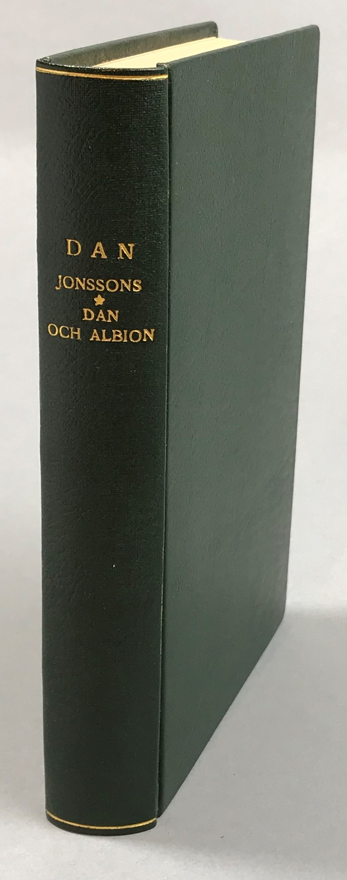 Jonssons. Humoresker. [Sammanbunden med:] Dan och Albion. Krigs- och fredsäventyr från 1914. [Utg. av] Åhlén & Åkerlunds Förlag.