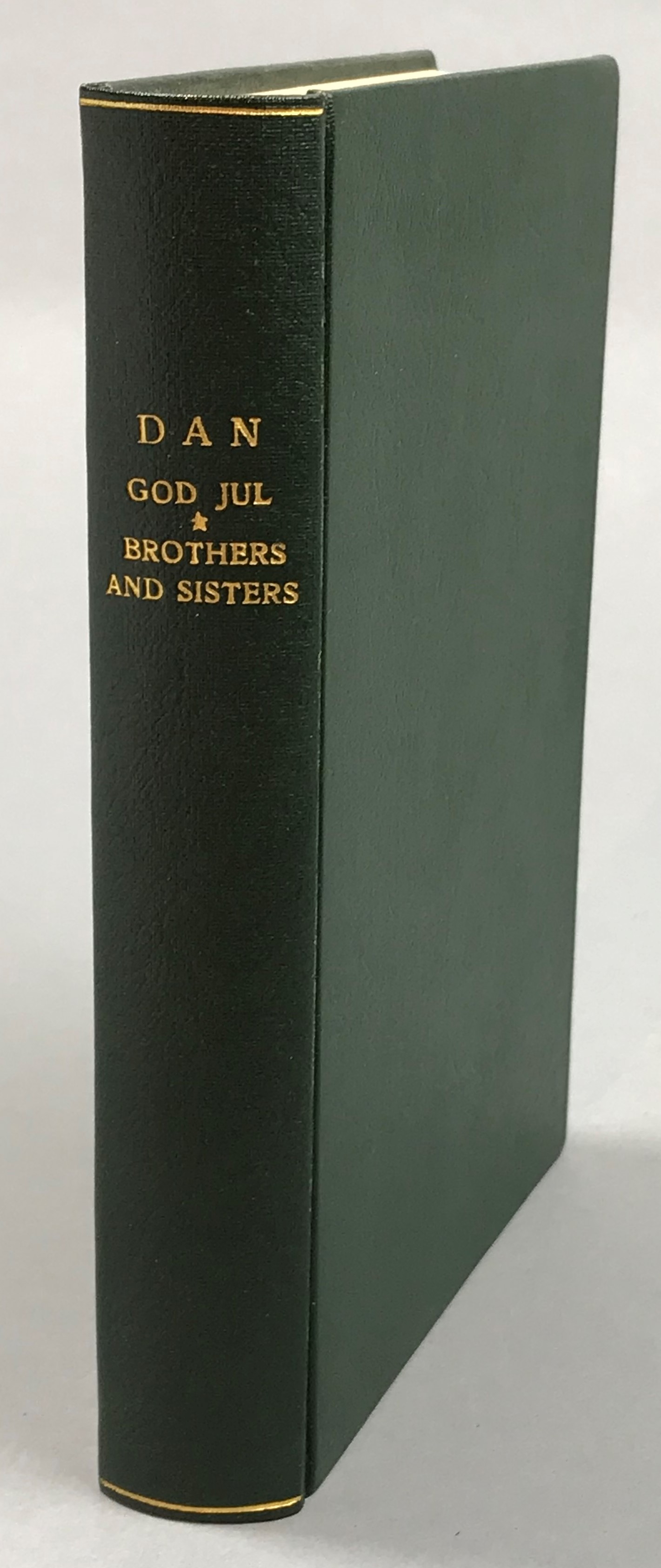 God fortsättning! Humoresker af Dan. [Sammanbunden med:] Brothers and sisters. Dan-bitar från U.S.A. [Utg. av] Åhlén & Åkerlunds Förlag.