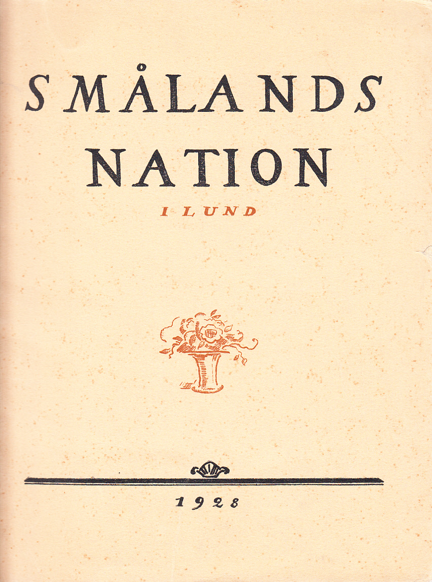 Smålands nation i Lund ht. 1927-vt. 1928. Tillägnar Ewert Wrangel detta album vid hans avgång ht. 1928 från ett mer än 25-årigt inspektorat i nationen. [Porträttalbum].