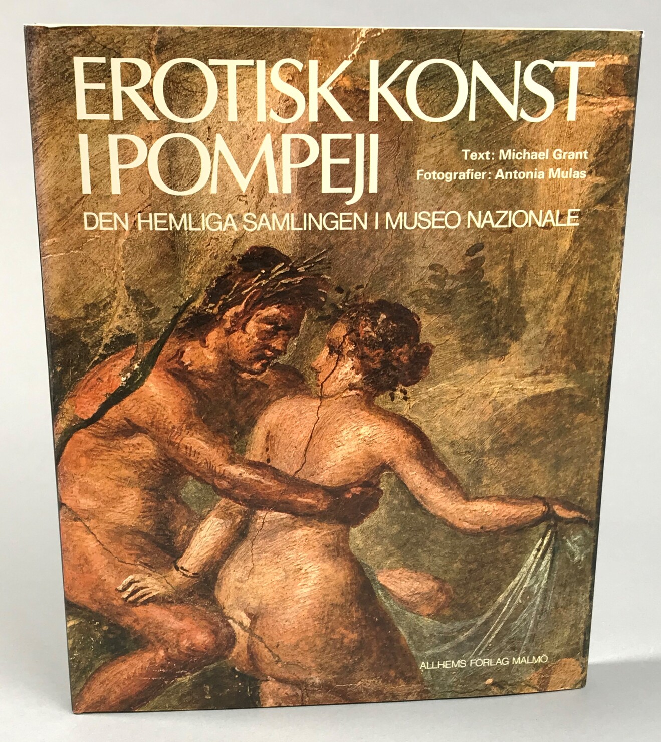 Erotisk konst i Pompeji. Den hemliga samlingen i Museo Nazionale i Neapel. Av Michael Grant med fotografier av Antonia Mulas och en beskrivning av samlingen av Antonio De Simone och Maria Teresa Merella. Till svenska av Bengt G. Söderberg. [Utg. av] Allhems förlag.