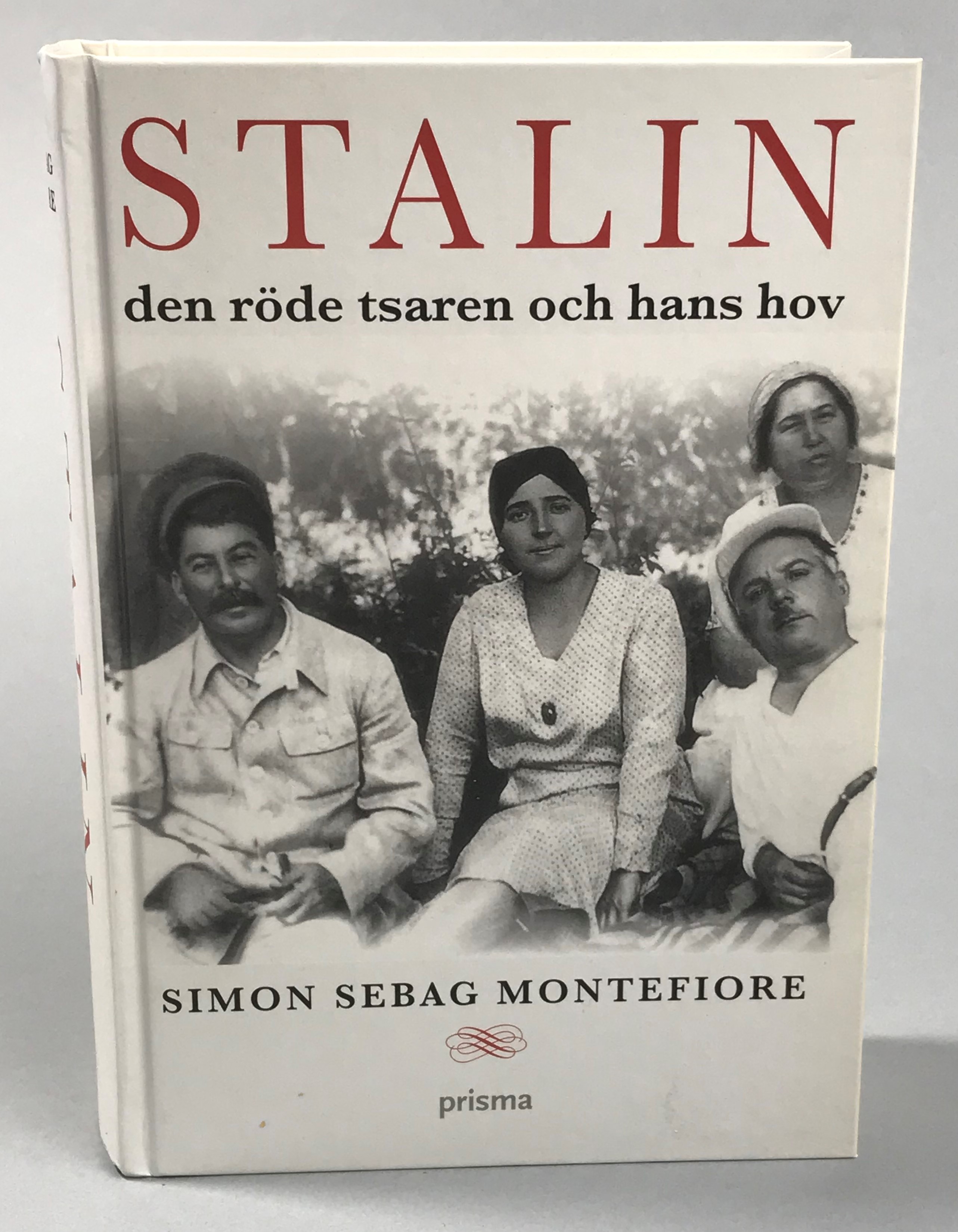 Stalin. Den röde tsaren och hans hov. Översättning: Olov Hyllienmark. [Utg. av] Prisma.