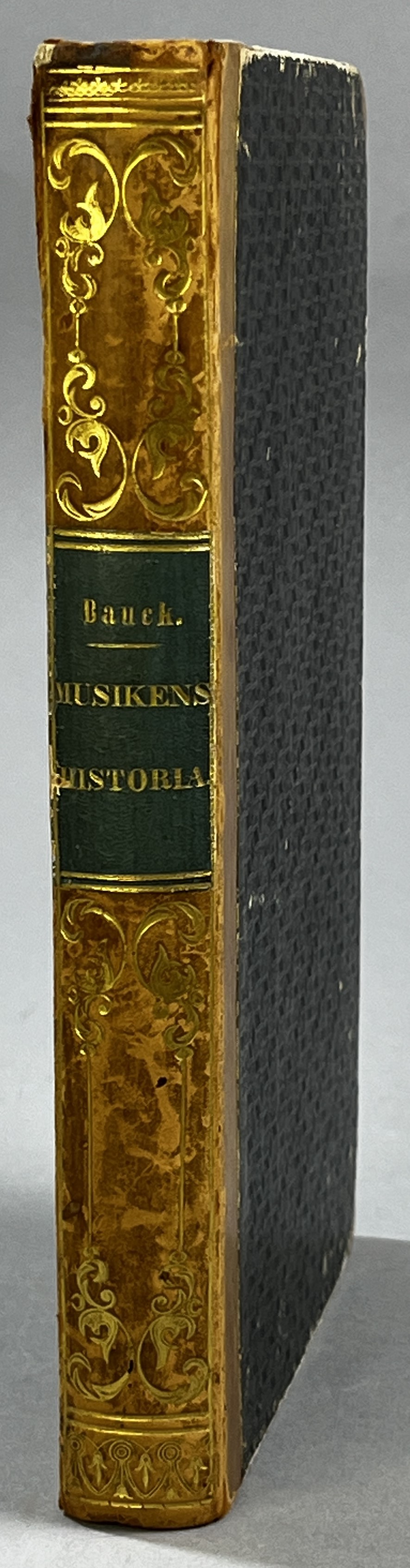 Handbok i musikens historia från fornverlden intill nutiden. För tonkonstens idkare såväl som för dess vänner i allmänhet. Utgifven af Wilhelm Bauck. Med 7 plancher och 4 musikbilagor.