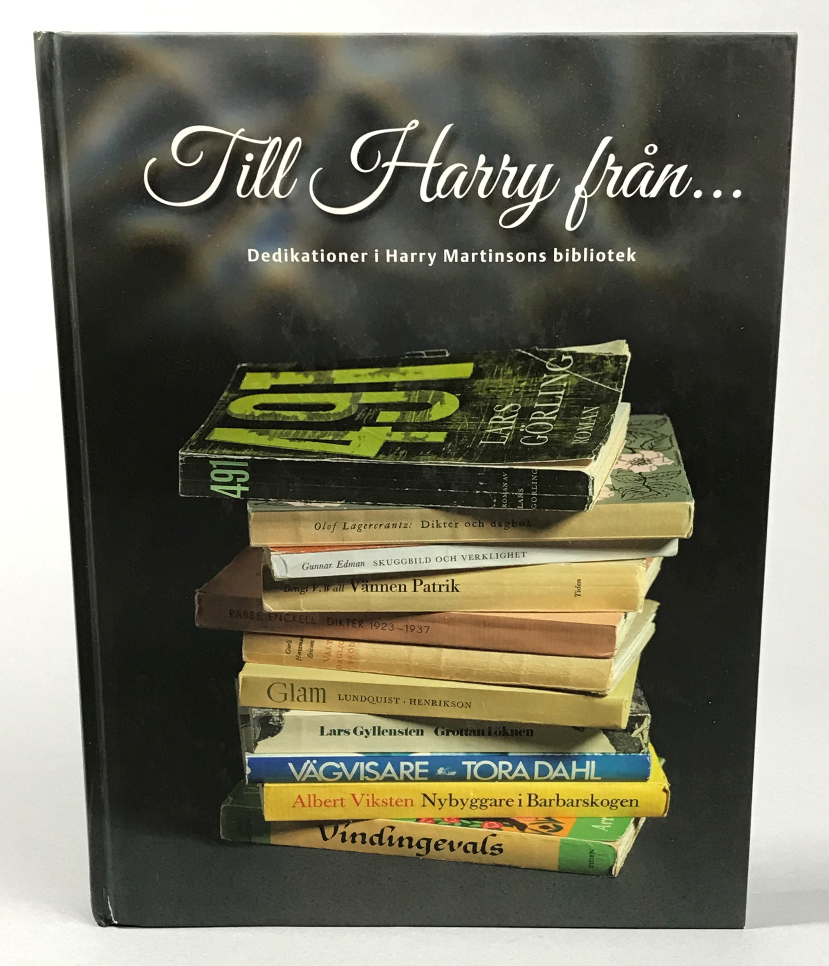 Till Harry från ... Dedikationer i Harry Martinsons bibliotek. Redaktion: Gunilla Aldén, Johnny Karlsson, Bertil Knoester, Åke Widfeldt. [Utg. av] Martinson-sällskapet / Vekerum förlag.