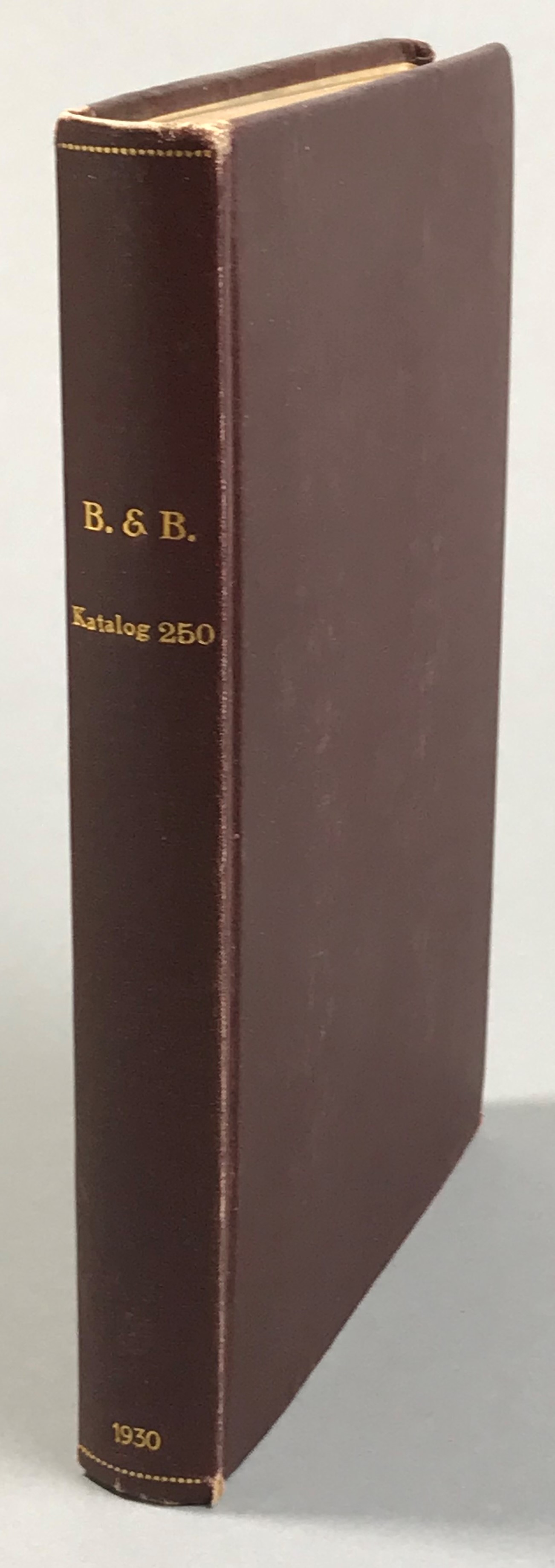 Katalog Nr 250. Gamla rara böcker och andra sällsynta tryck ävensom intressanta och betydande arbeten inom olika områden och vetenskapsgrenar, varibland särskilt märkas svenska standardverk från skilda tider och av olika slag i bästa skick och i utmärkta band. Därtill ett mindre urval autografer [= omslagstitel].
