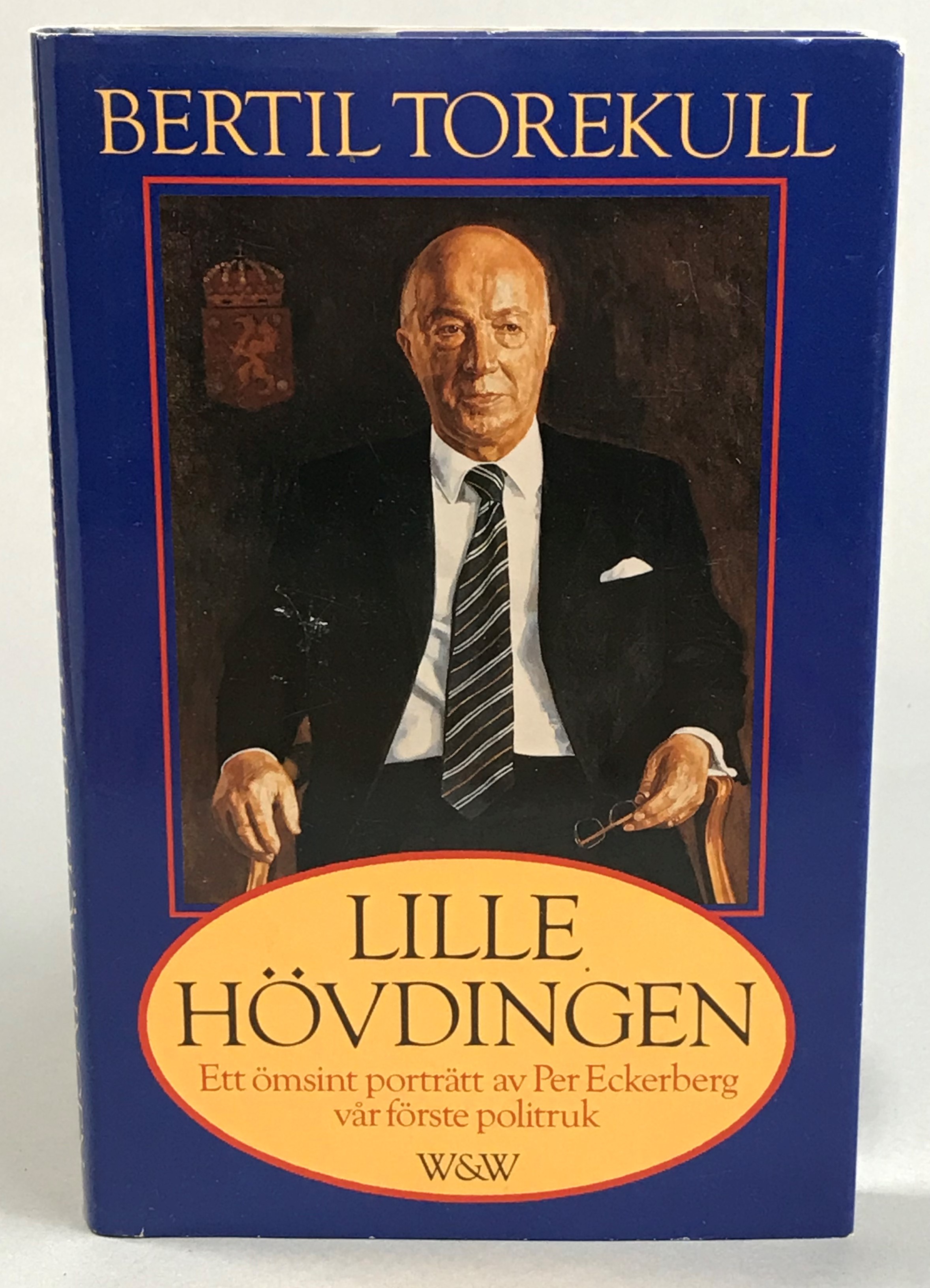Lille hövdingen. Ett ömsint porträtt av Per Eckerberg, vår förste politruk. [Utg. av] Wahlström & Widstrand.