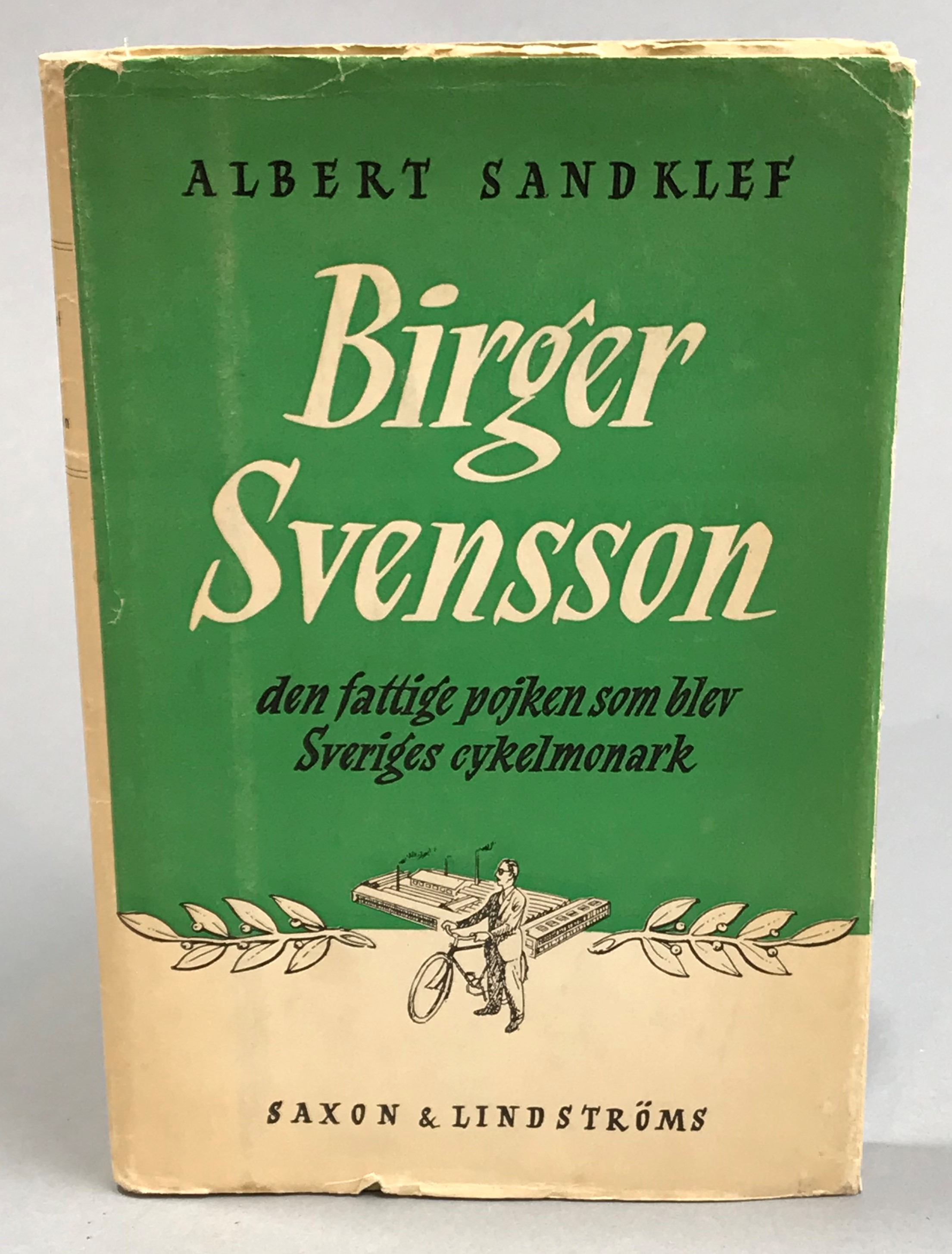 Birger Svensson. Den fattige pojken som blev Sveriges cykelmonark. [Utg. av] Saxon & Lindströms förlag.