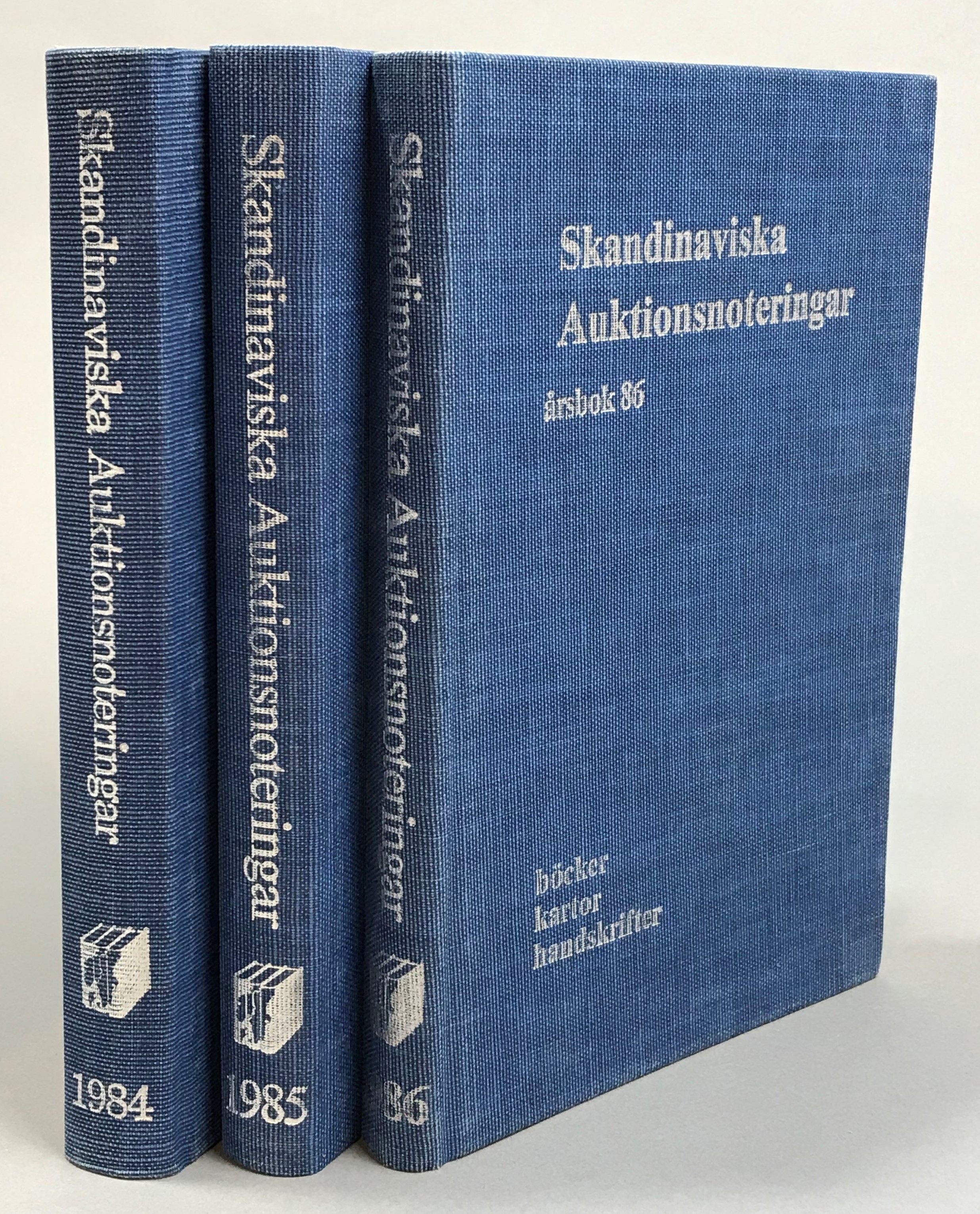 Skandinaviska auktionsnoteringar. Årsbok 84. [... Årsbok 85; ... Årsbok 86]. böcker, kartor, handskrifter. [Utg. av] Lundbäcks Antikvariat.