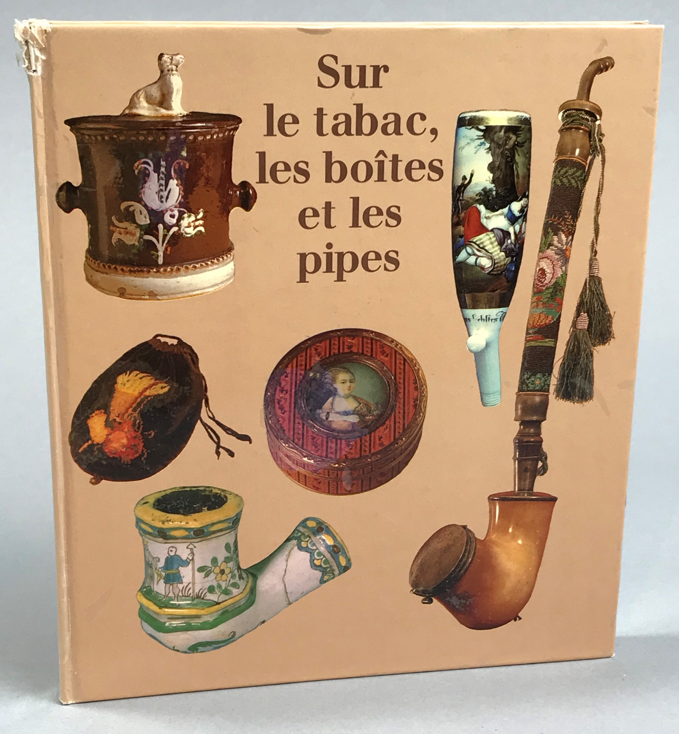Sur le tabac, les boîtes et les pipes.