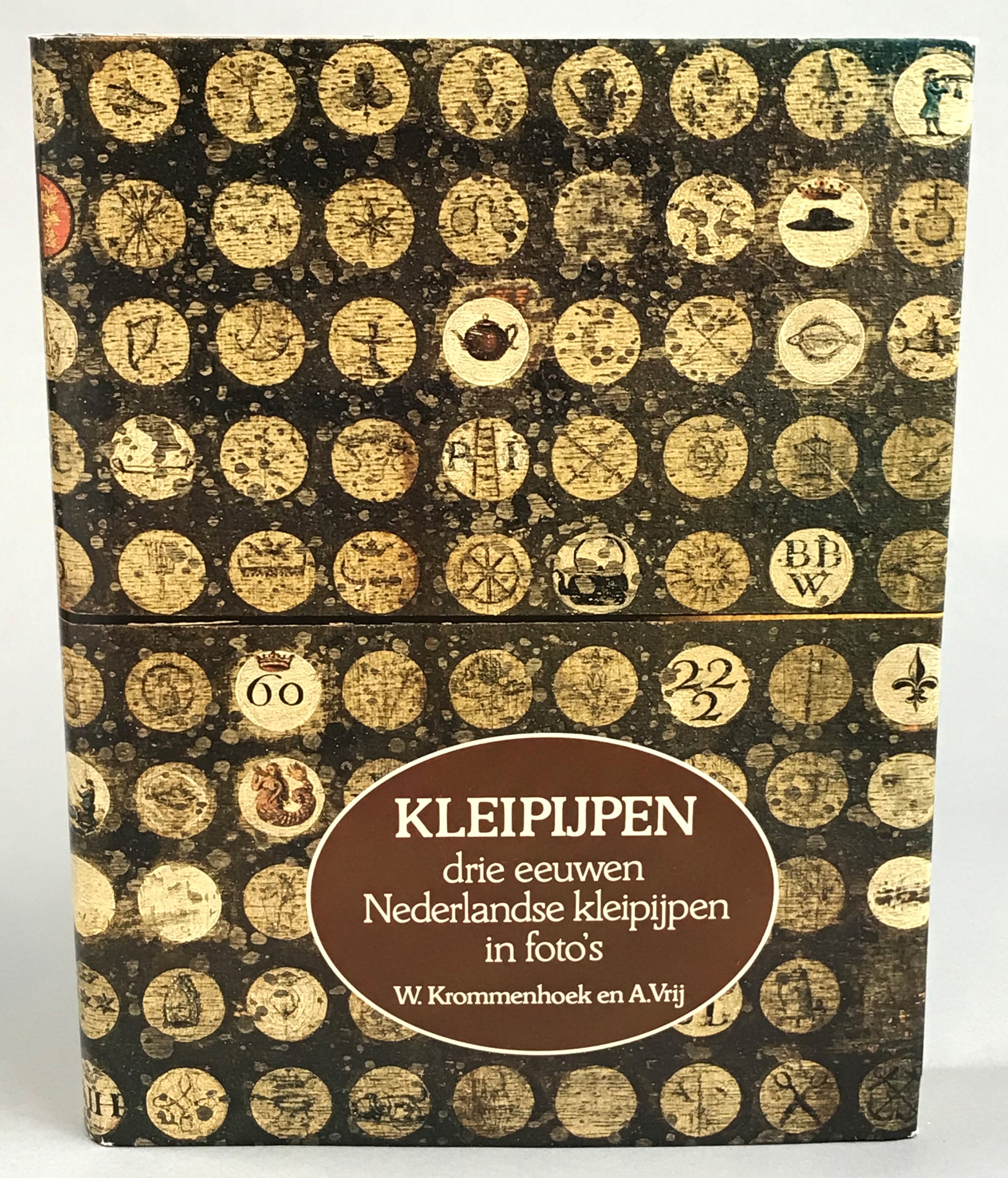 Kleipijpen. Drie eeuwen Nederlandse kleipijpen in foto’s.