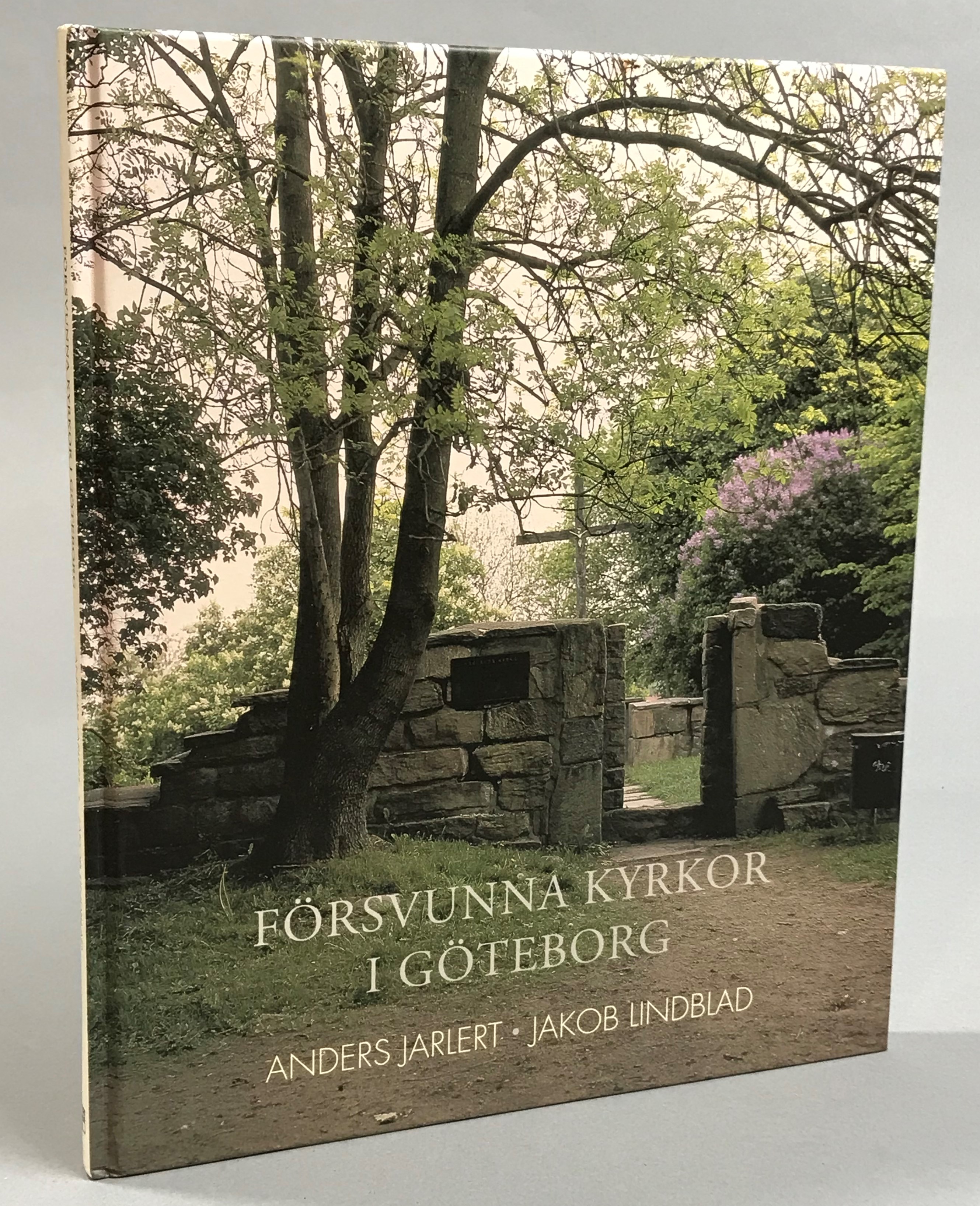 Försvunna kyrkor i Göteborg. [Utg. av] Göteborgs stiftshistoriska sällskap & Tre Böcker.