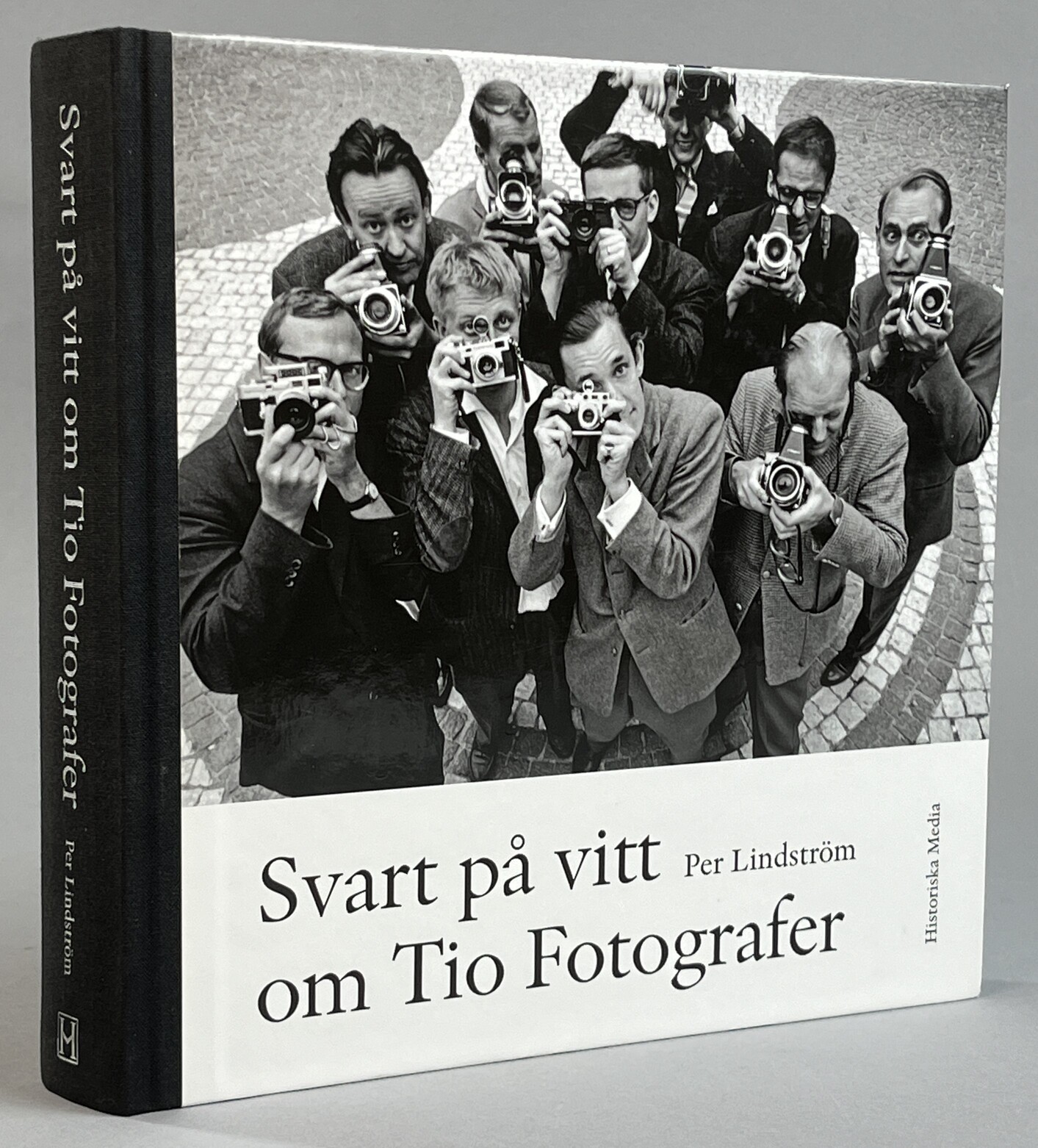 Svart på vitt om Tio fotografer. [Utg. av] Historiska Media.