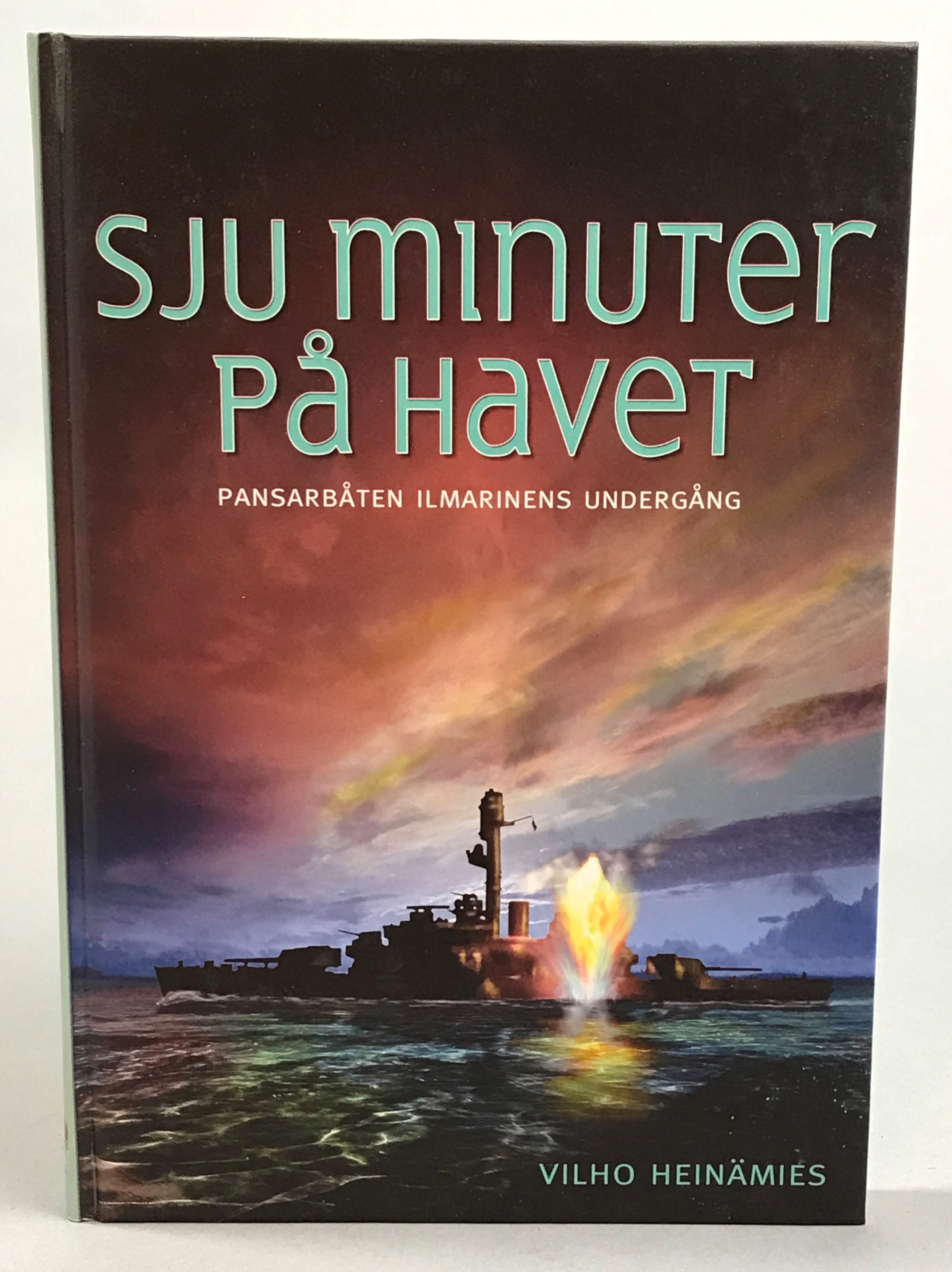 Sju minuter på havet. En skildring av pansarbåten Ilmarinens undergång. [Utg. av] Svenskt militärhistoriskt bibliotek.