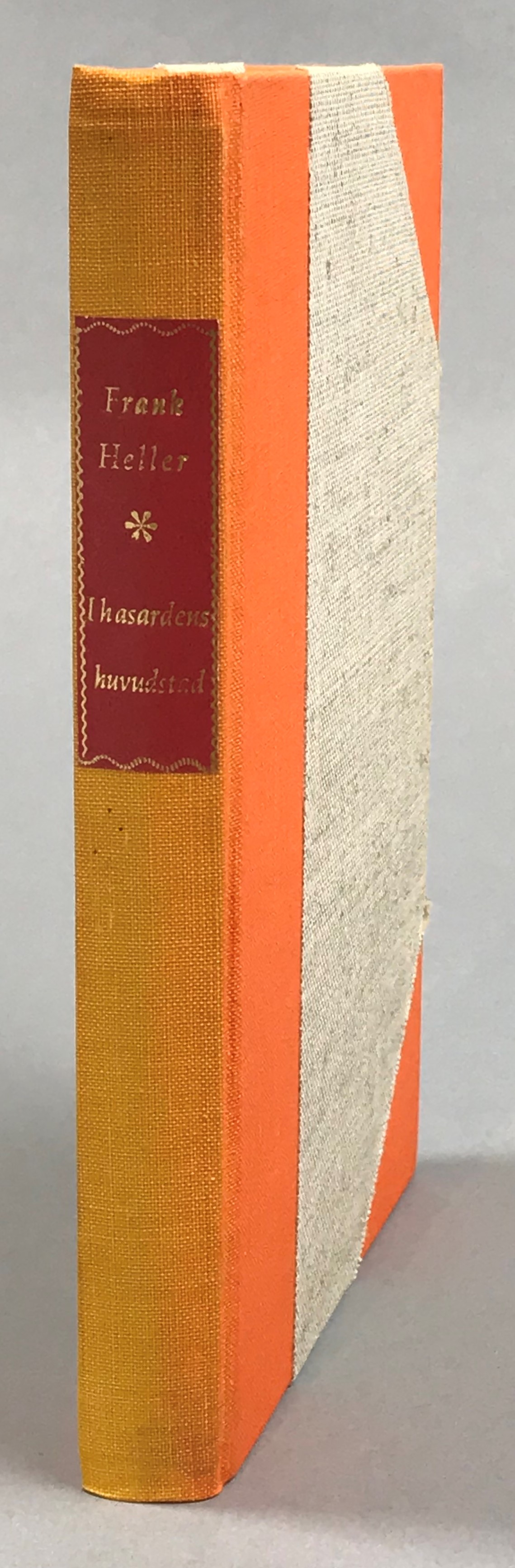 I hasardens huvudstad. Roman. [Utg. av] Albert Bonniers förlag.