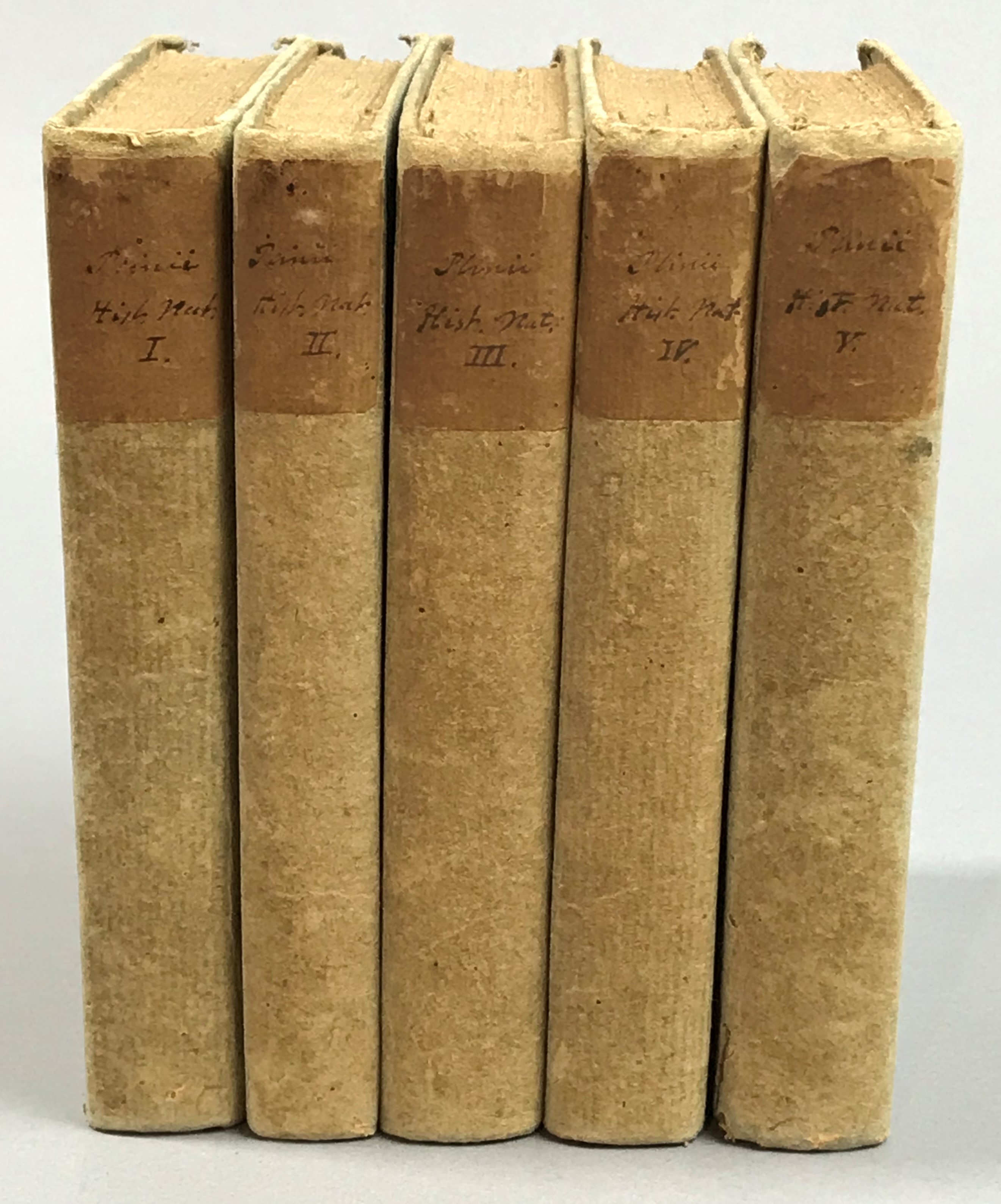 Caii Plinii Secundi Naturalis historiae libri XXXVII. Ad optimorum librorum fidem editi cum indice rerum. Editio stereotypa. Tomus I. Lib. I-VI. [... Tomus II. Lib. VII-XIII; ... Tomus III. LLib. XIV-XXIII; ... Tomus IV. Lib. XXIV-XXXIV; ... Tomus V. Lib. XXXV-XXXVII et Index].
