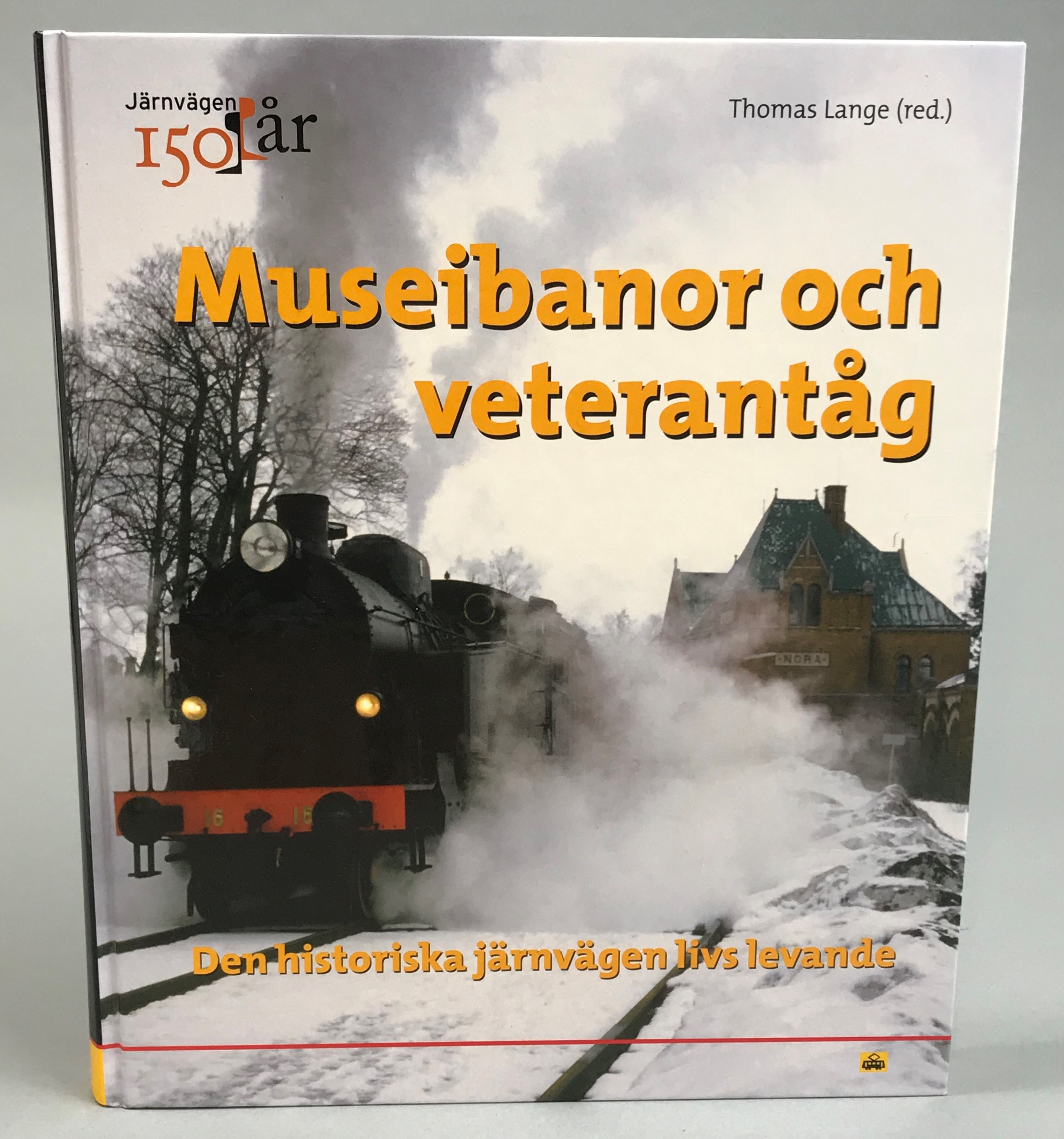 Museibanor och veterantåg. Den historiska järnvägen livs levande. Utgiven av Museibanornas riksorganisation och Järnvägshistoriska riksförbundet [gm] Trafik-nostalgiska förlaget.