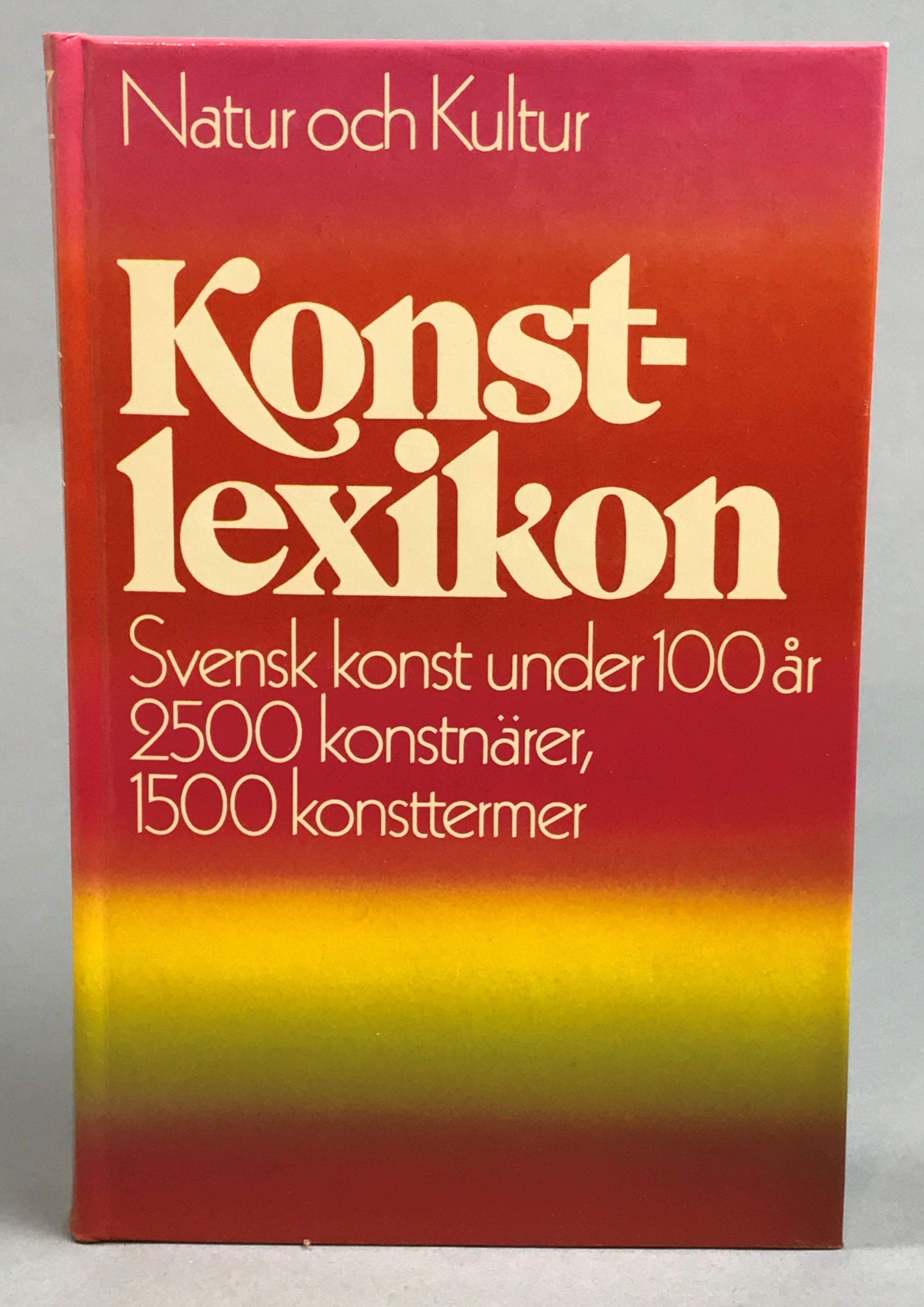 Konstlexikon. Svensk konst under 100 år. 2500 konstnärer, 1500 konsttermer. [Utg. av] Natur och Kultur.