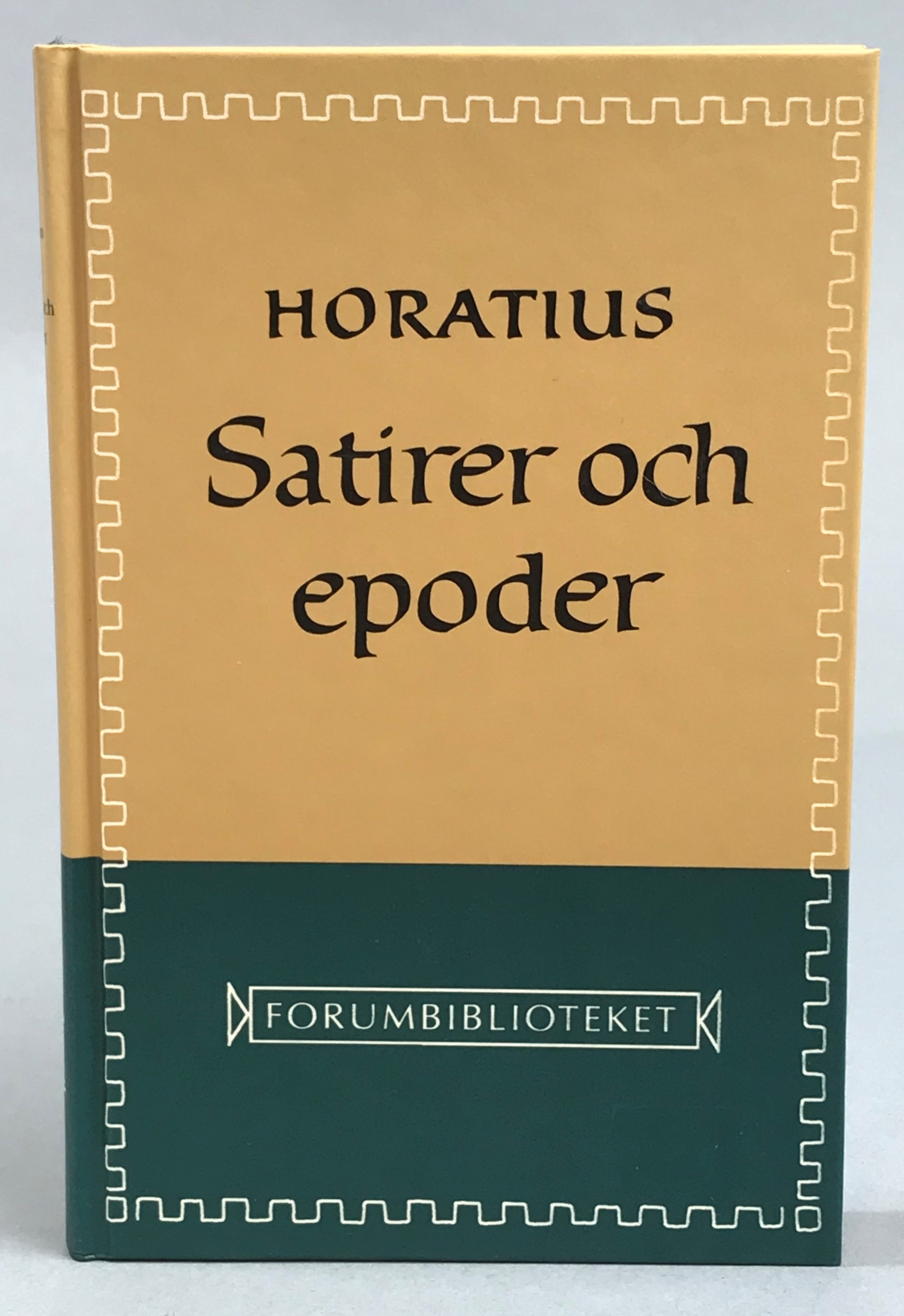 Satirer och epoder. Svensk tolkning med inledning och förklaringar av Ebbe Linde. [Utg. av] Forum.